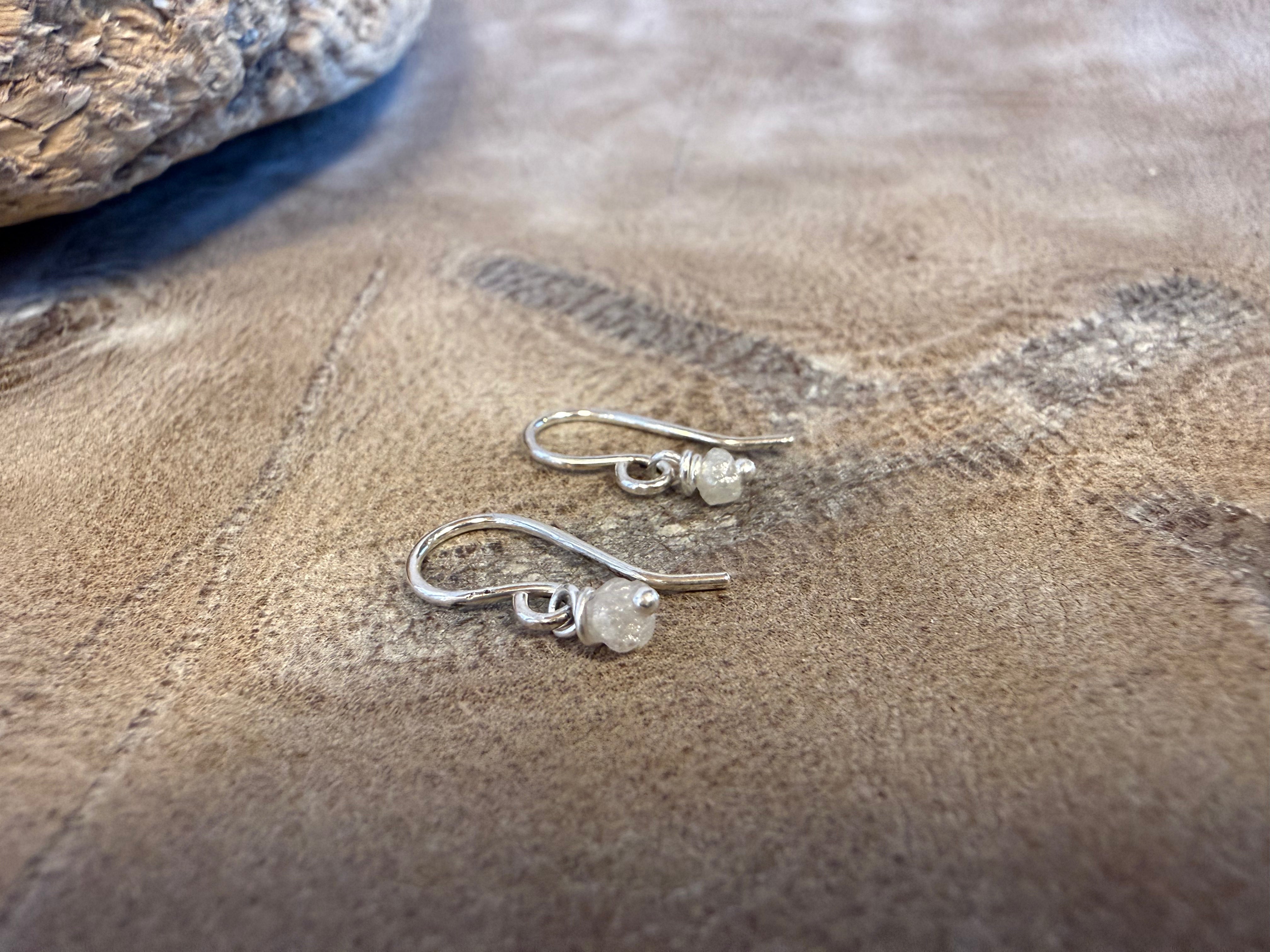 Ørehænger i sølv med rå-diamanter