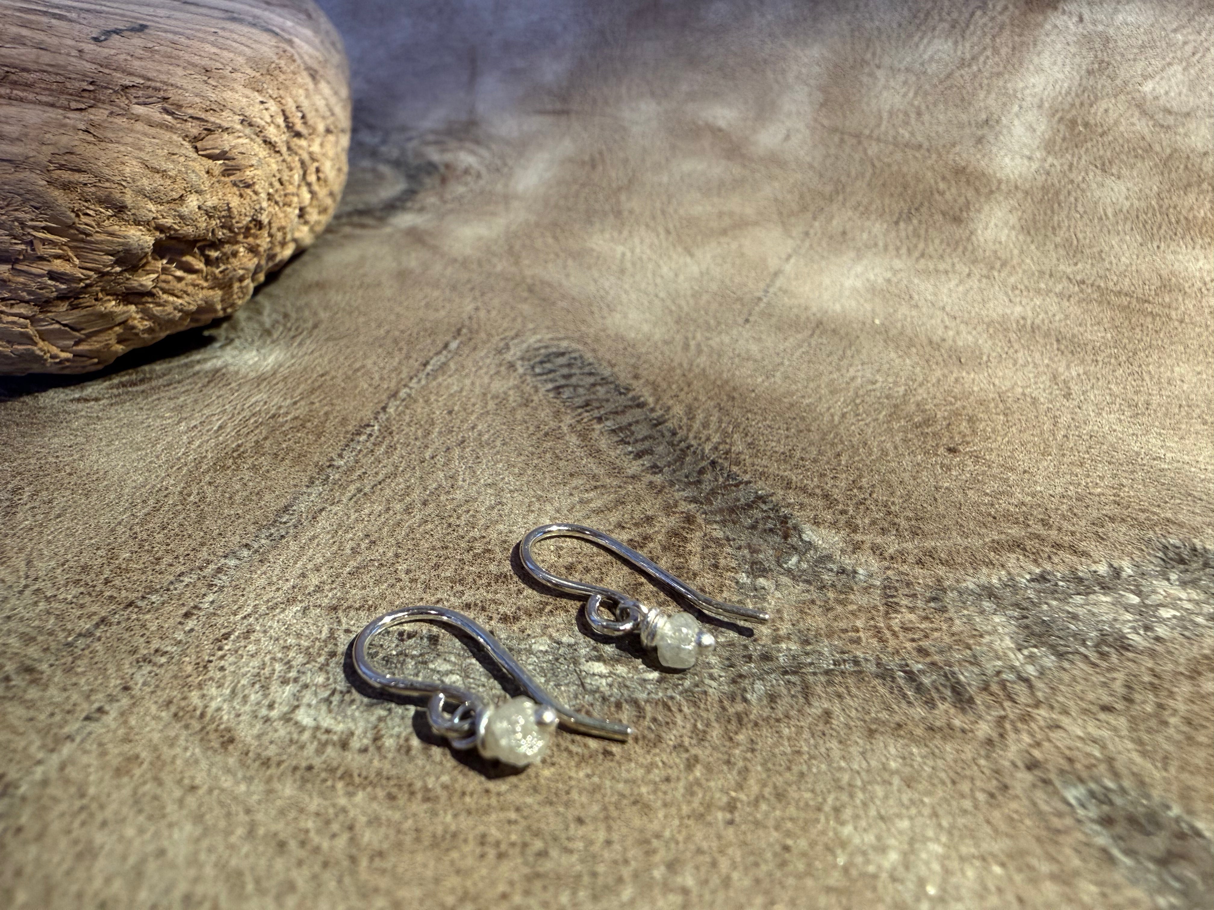 Ørehænger i sølv med rå-diamanter