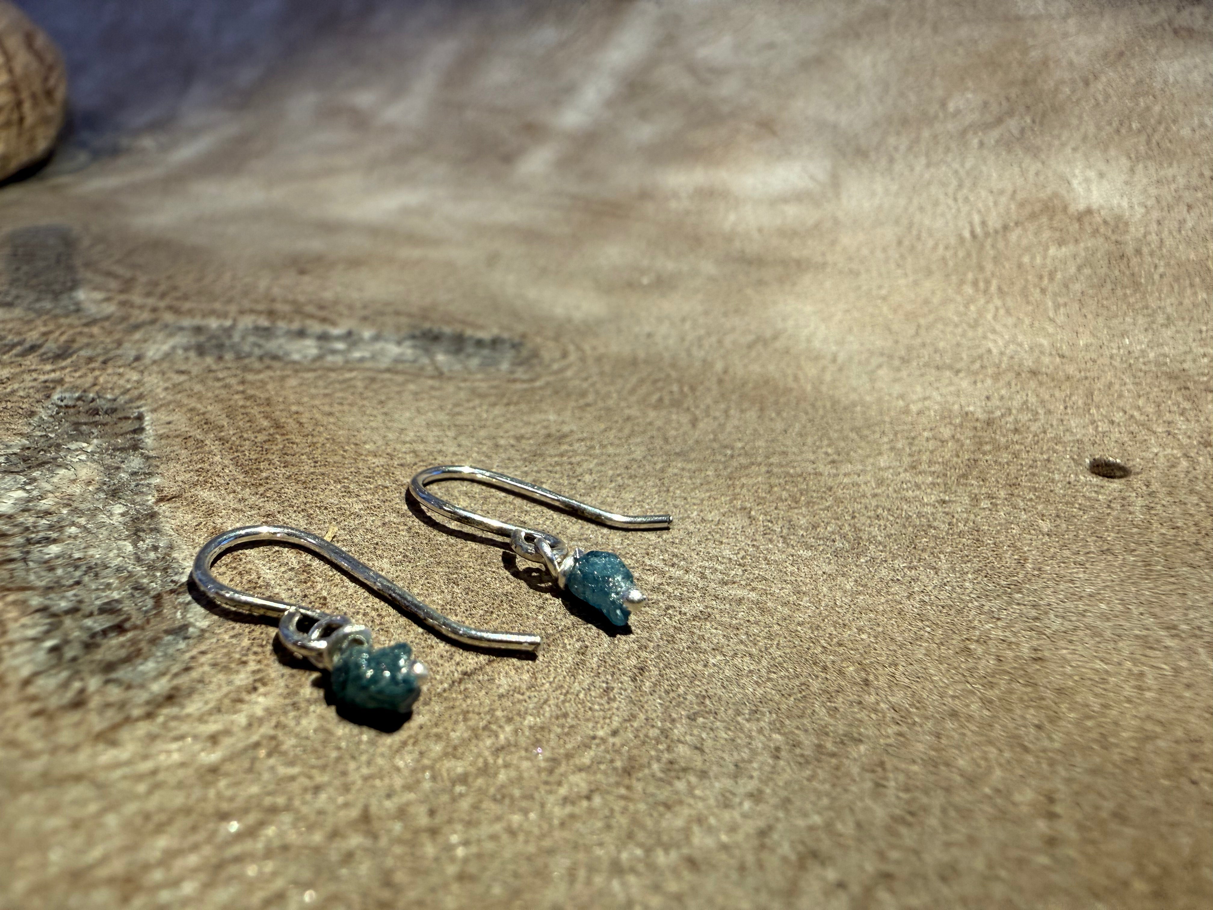 Ørehænger i sølv med rå-diamanter