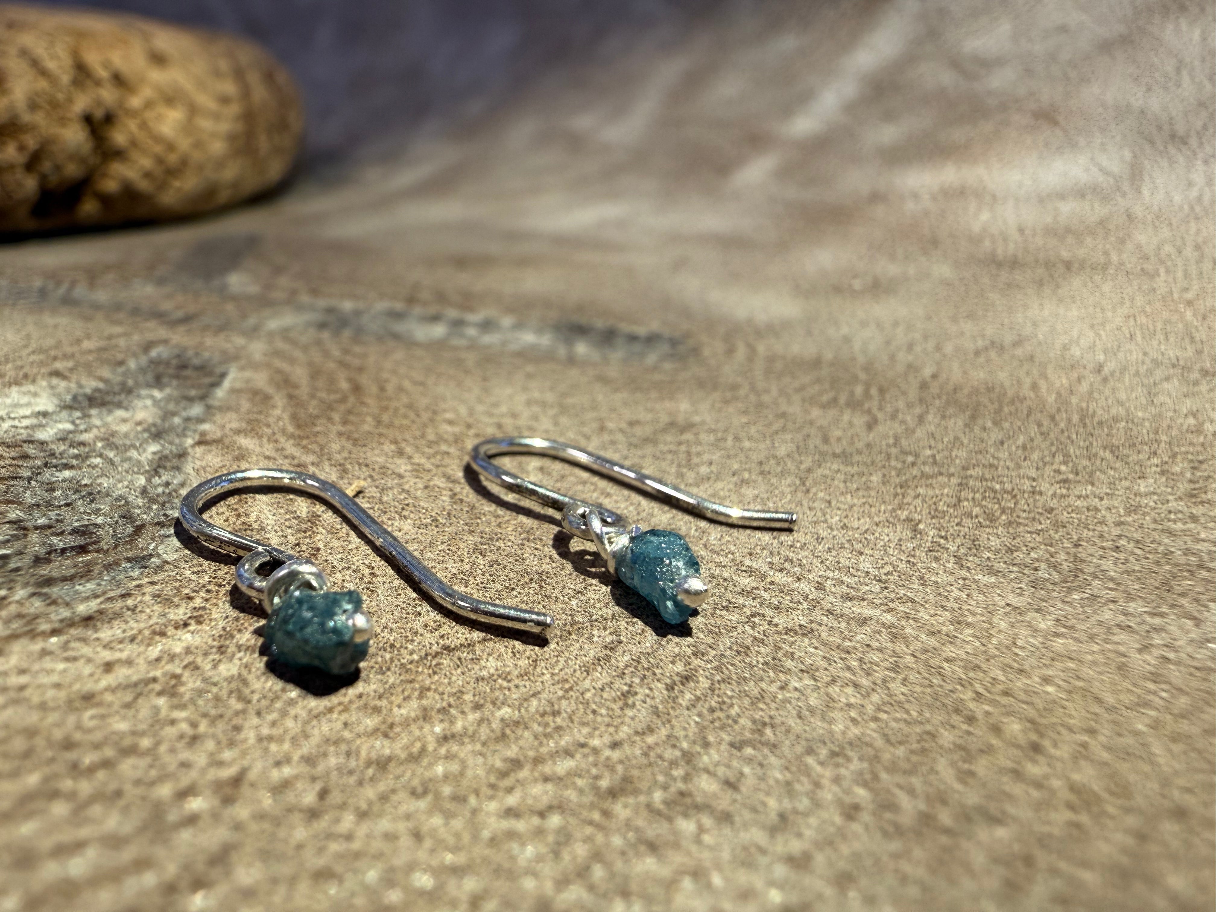 Ørehænger i sølv med rå-diamanter