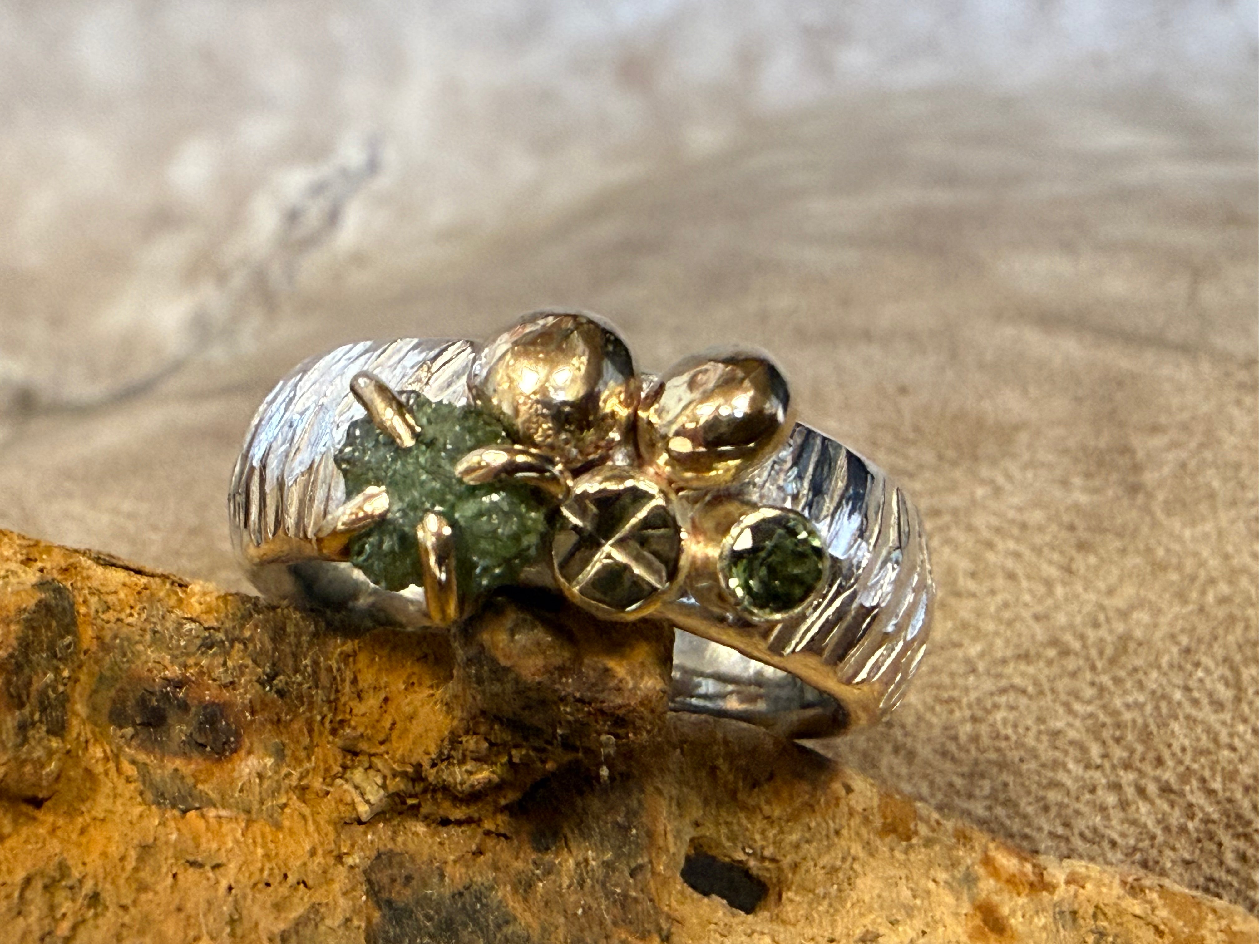 Sølvring med grøn rå-diamant, safir og guldkugler
