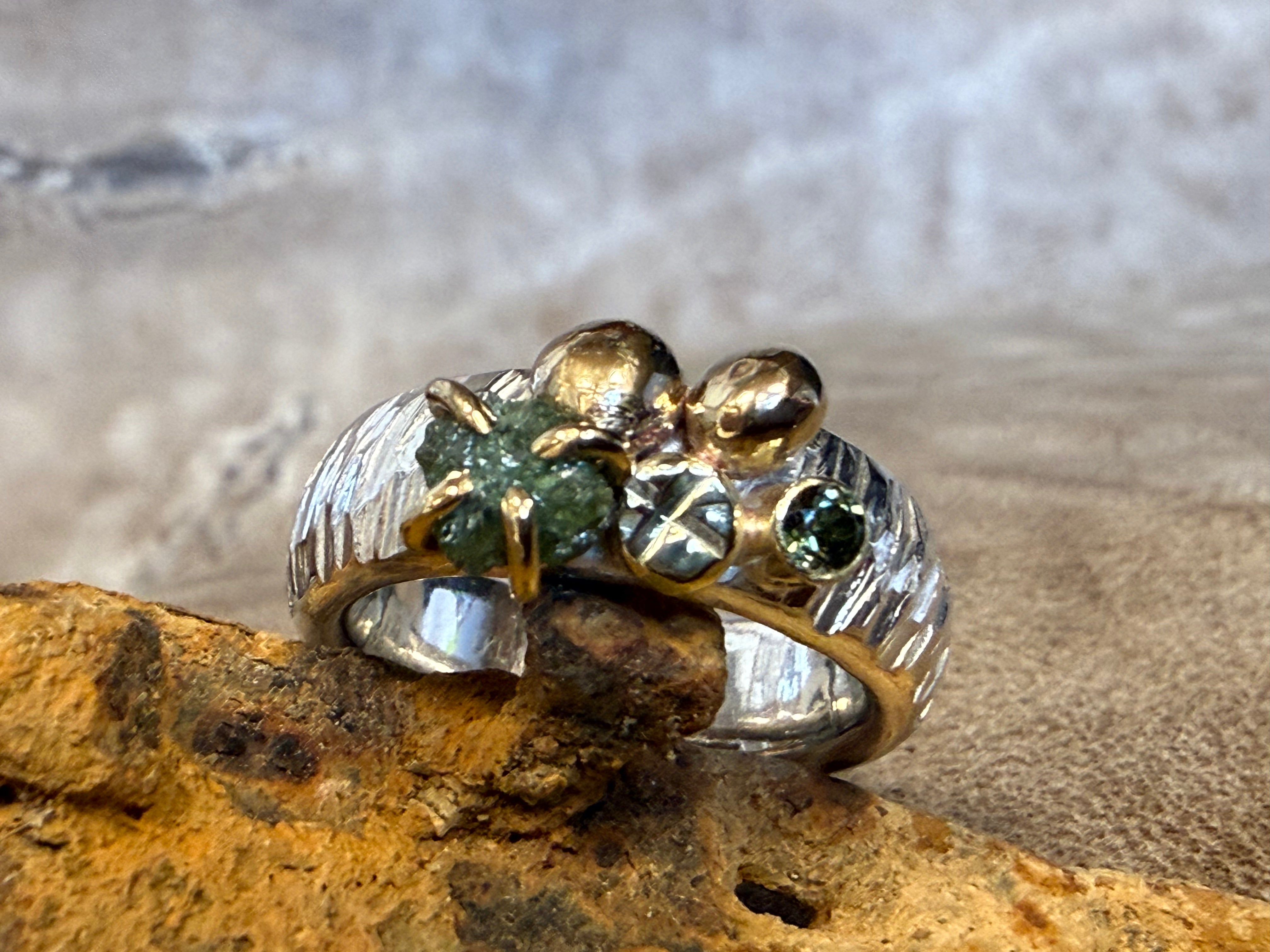 Sølvring med grøn rå-diamant, safir og guldkugler