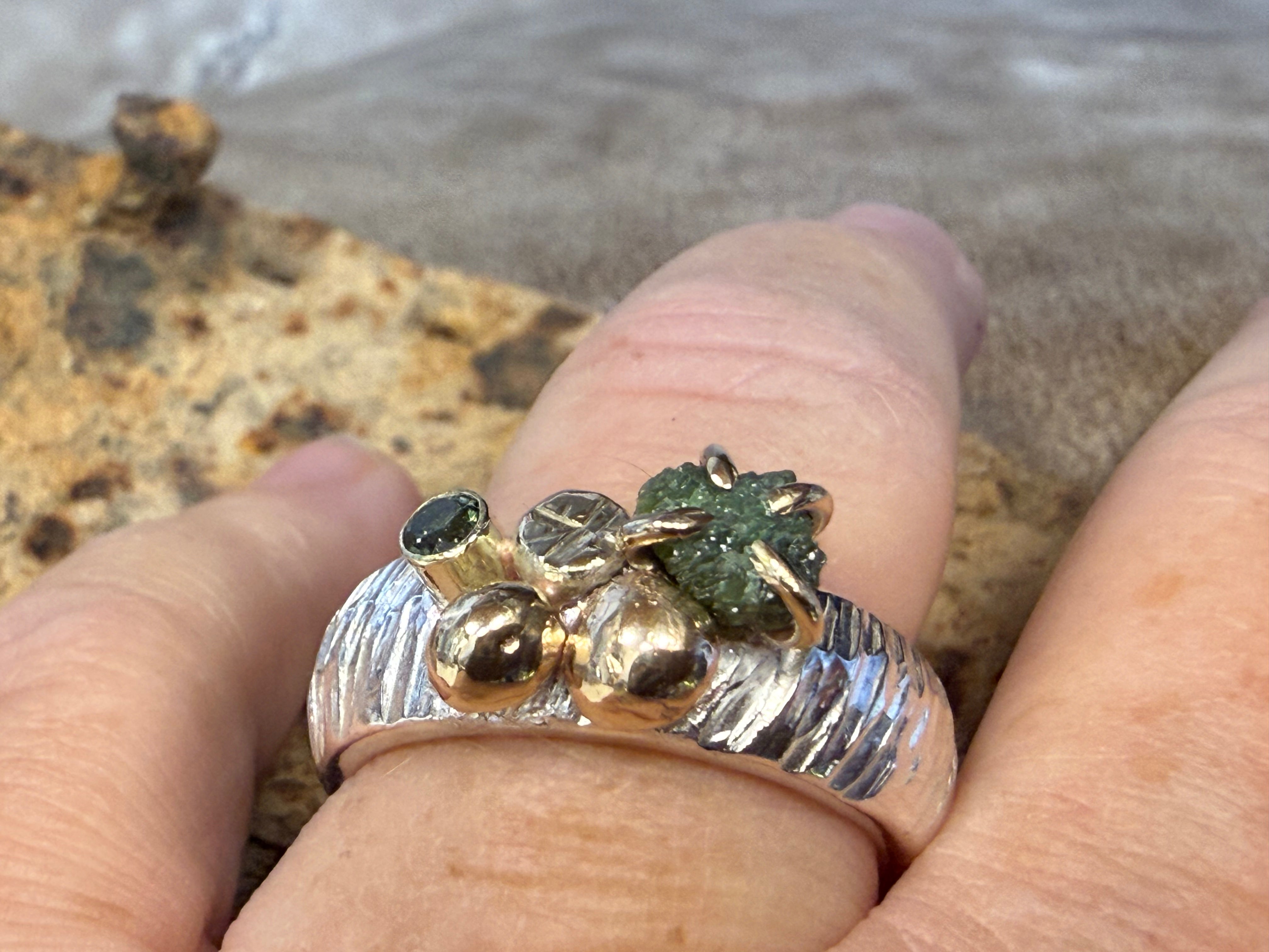 Sølvring med grøn rå-diamant, safir og guldkugler