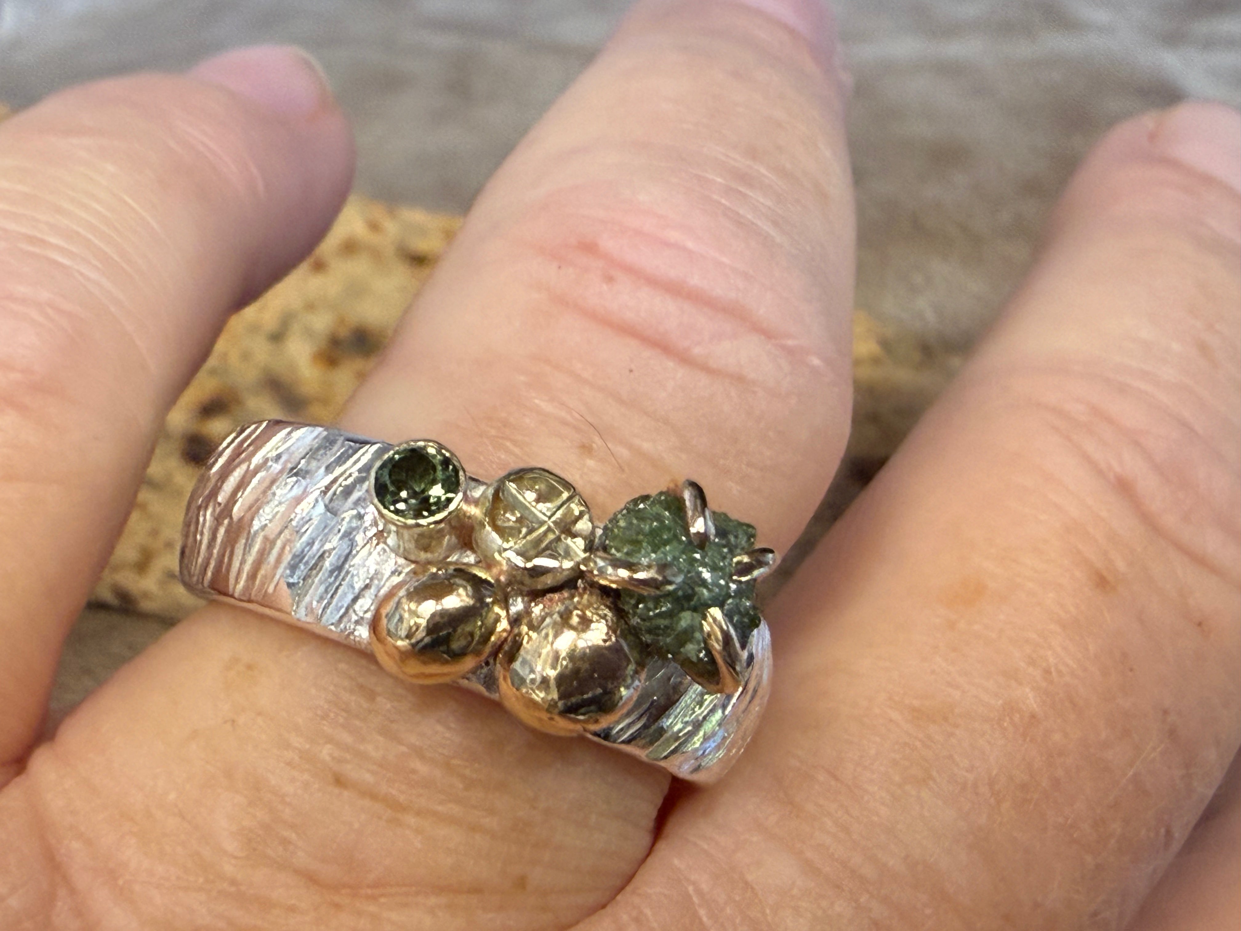 Sølvring med grøn rå-diamant, safir og guldkugler