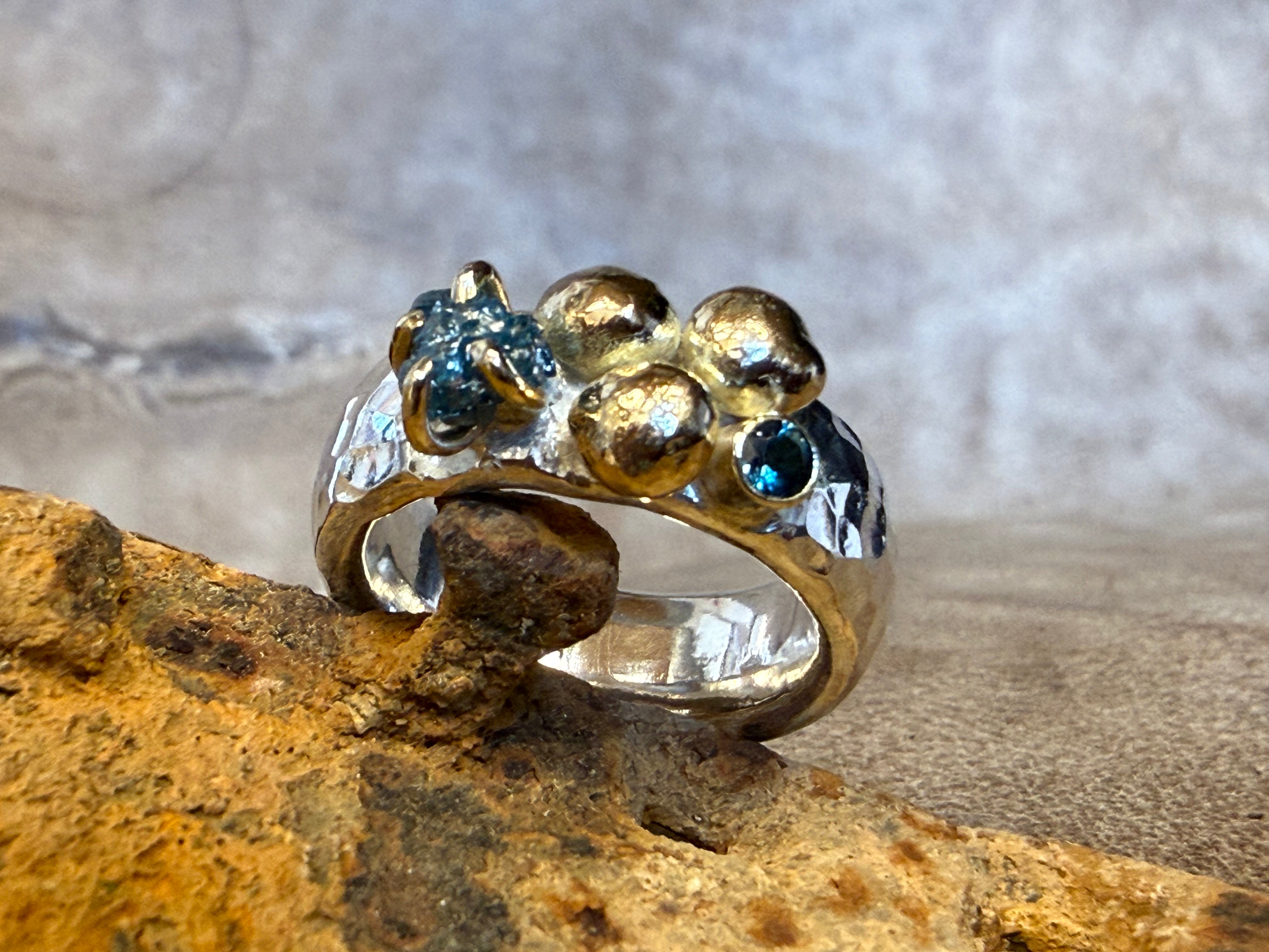 Sølvring med blå rå-diamant, London topaz og guldkuger