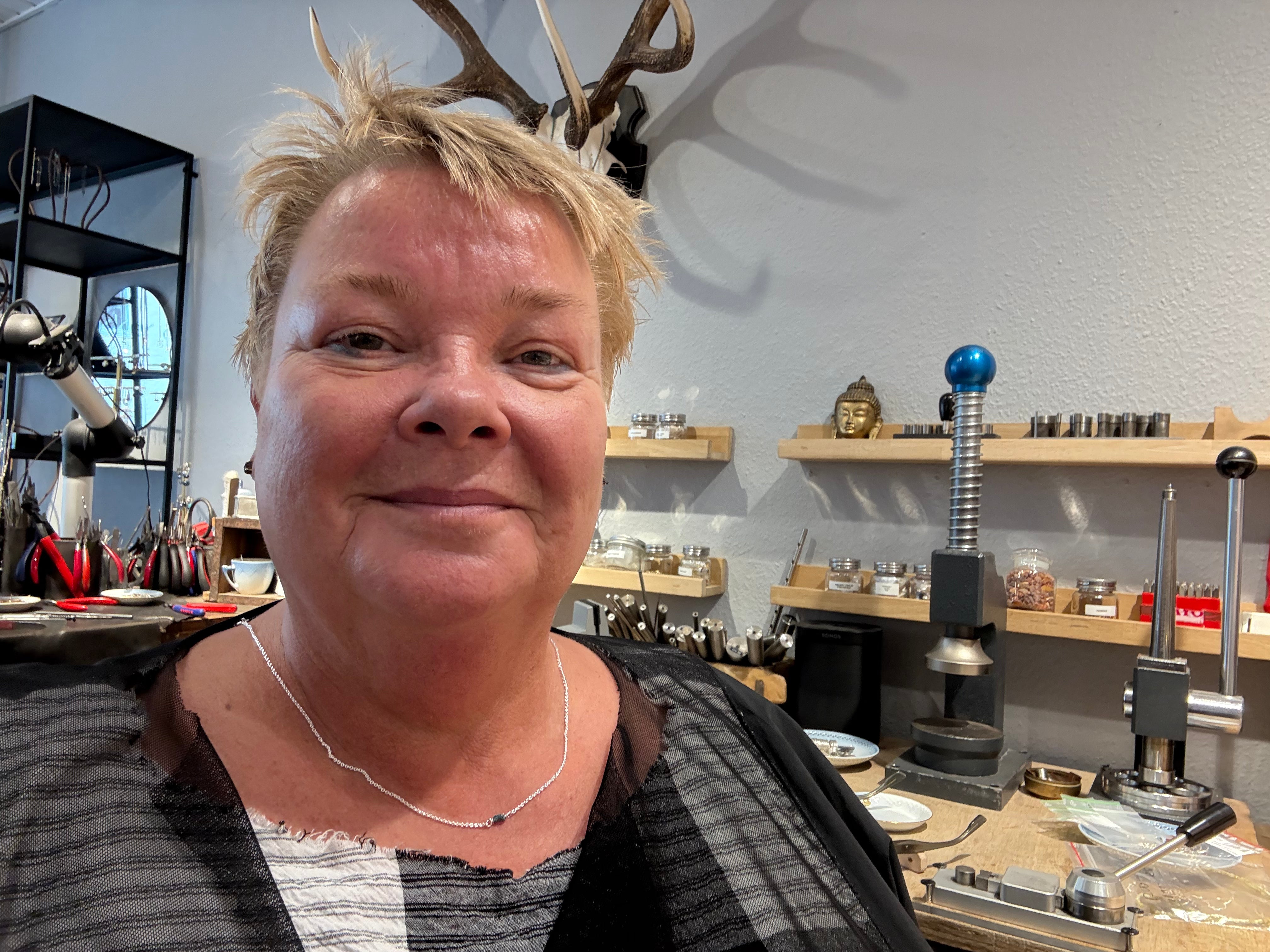 Sølv kæde 040 med en blå rå-diamant