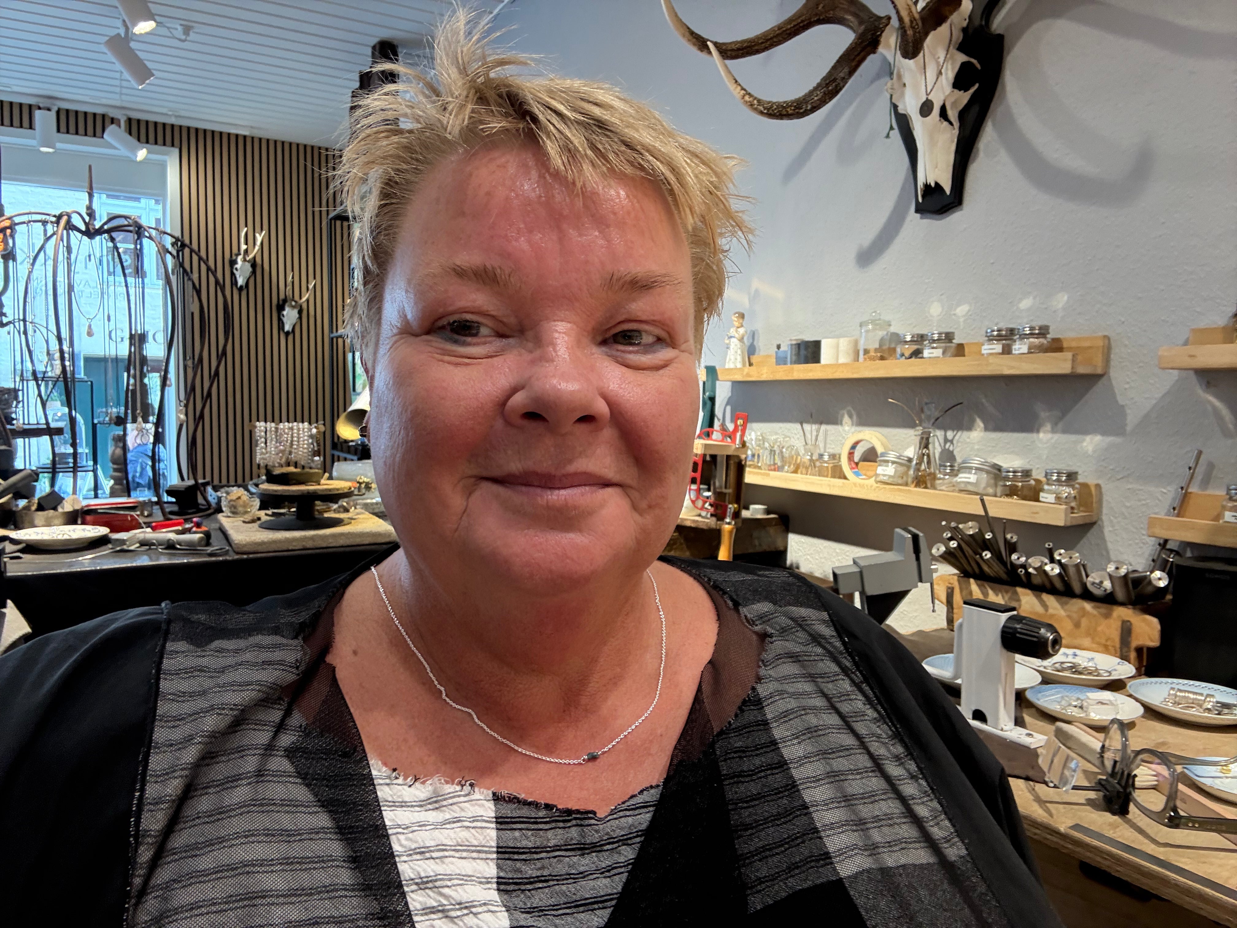 Sølv kæde 040 med en blå rå-diamant