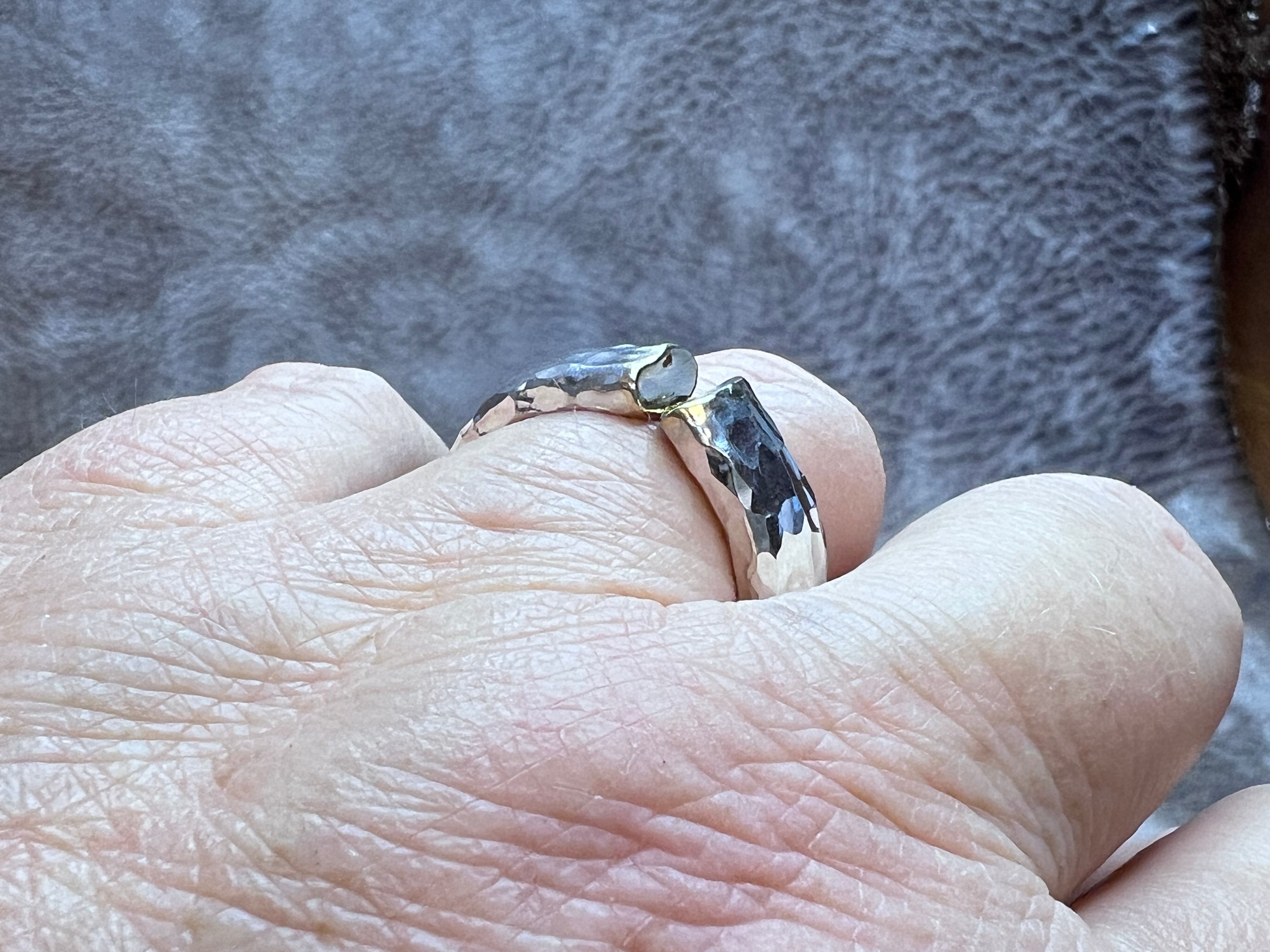 Kraftig håndlavet ring med guldender