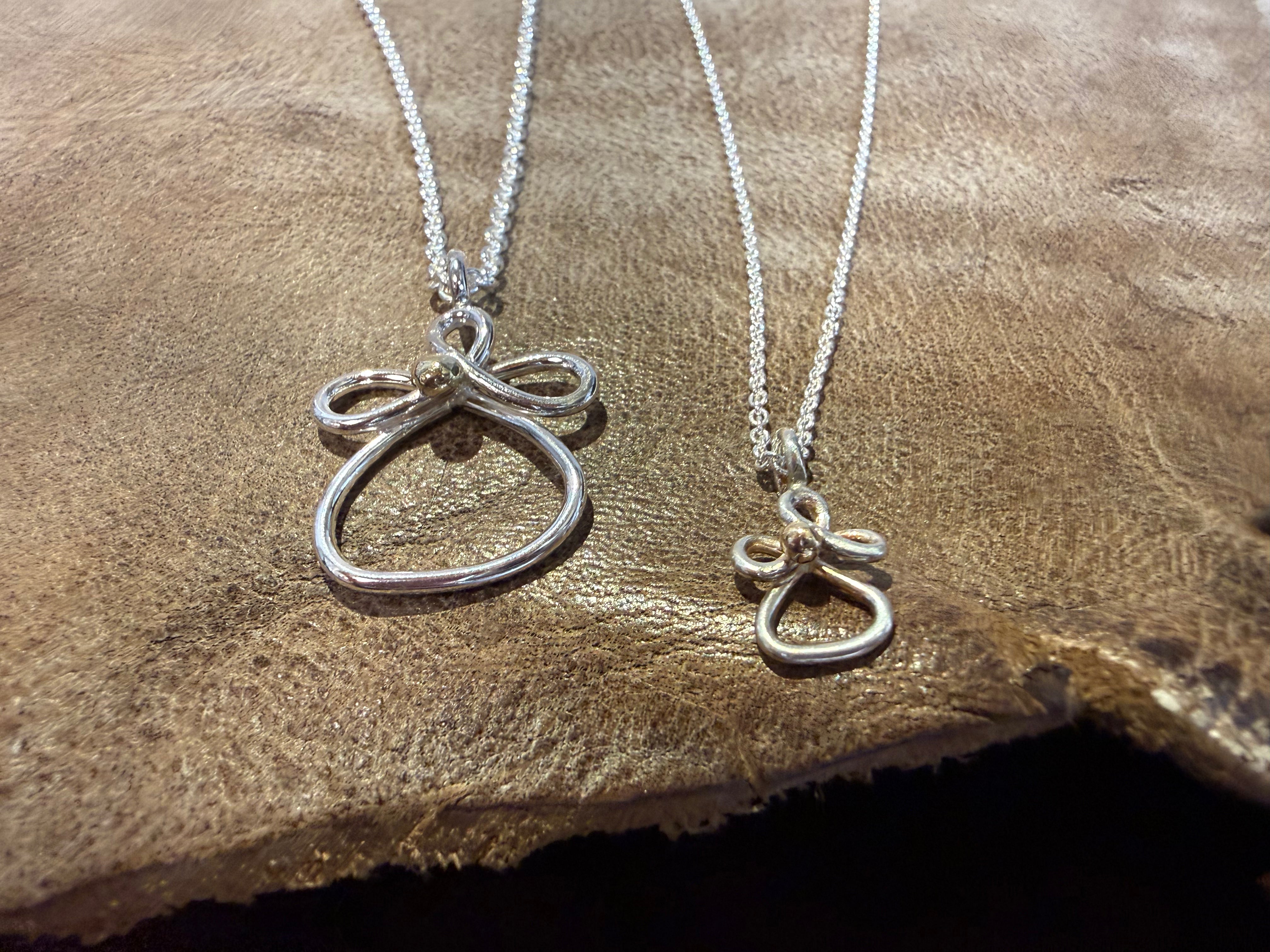 Barselsgave en stor og en lille engel i sølv med et hjerte af guld