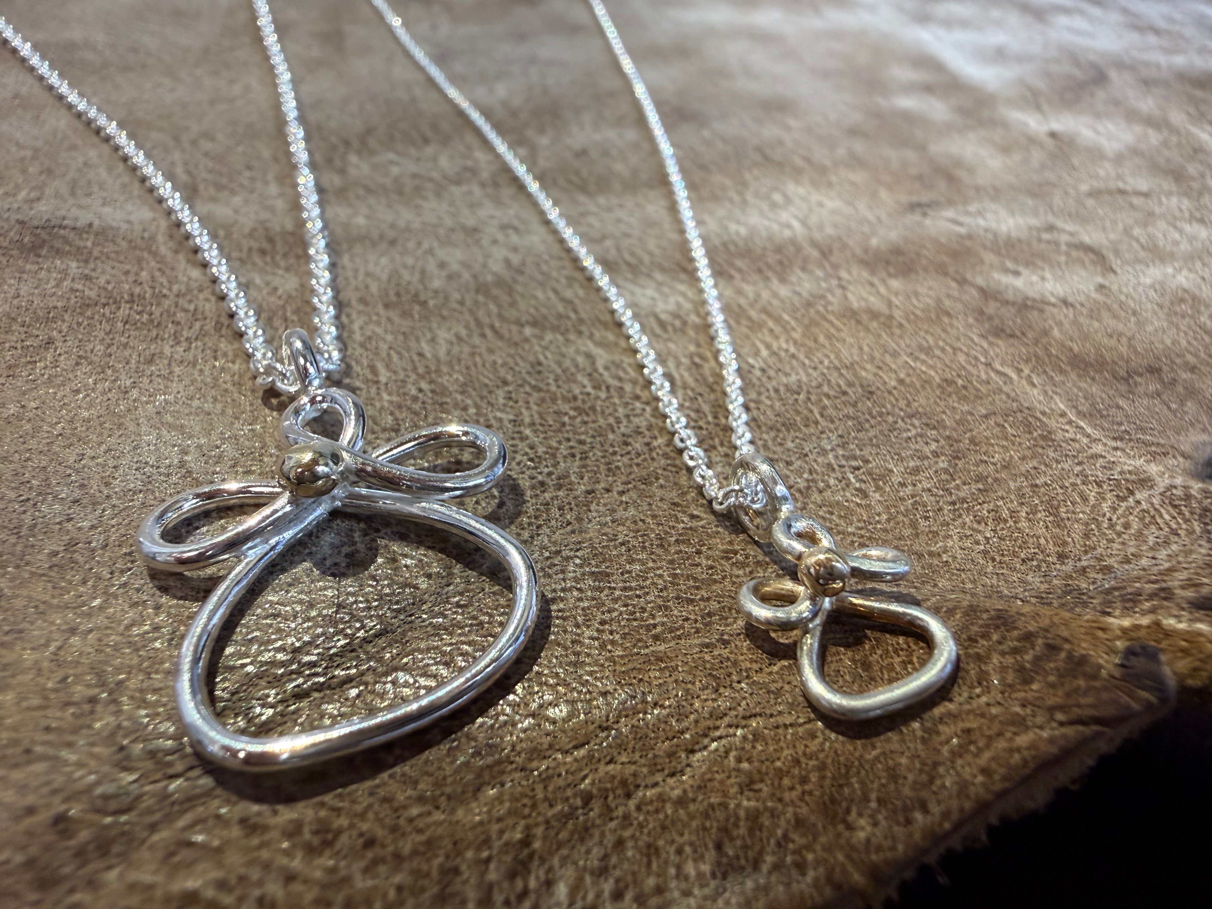 Barselsgave en stor og en lille engel i sølv med et hjerte af guld