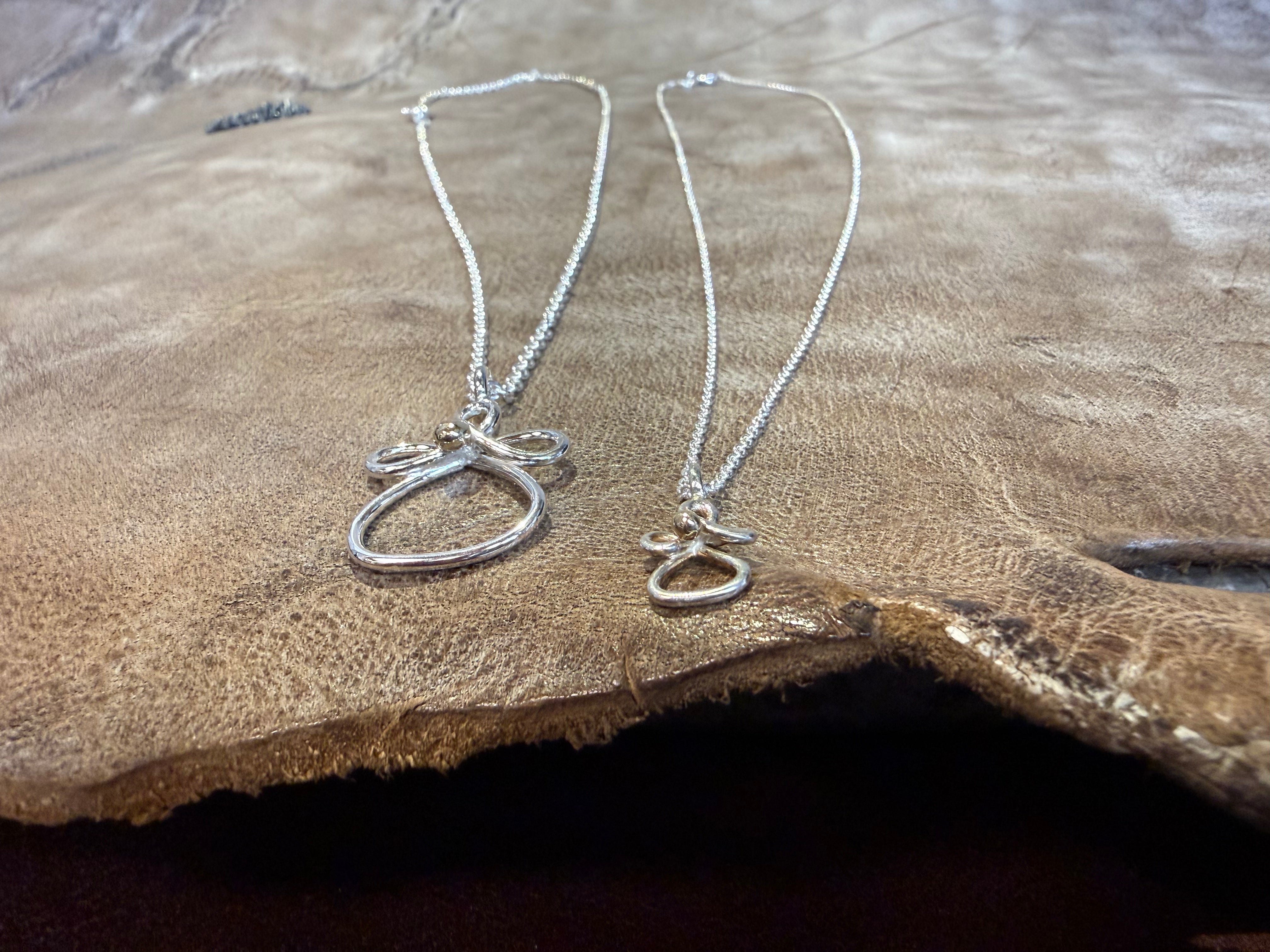 Barselsgave en stor og en lille engel i sølv med et hjerte af guld