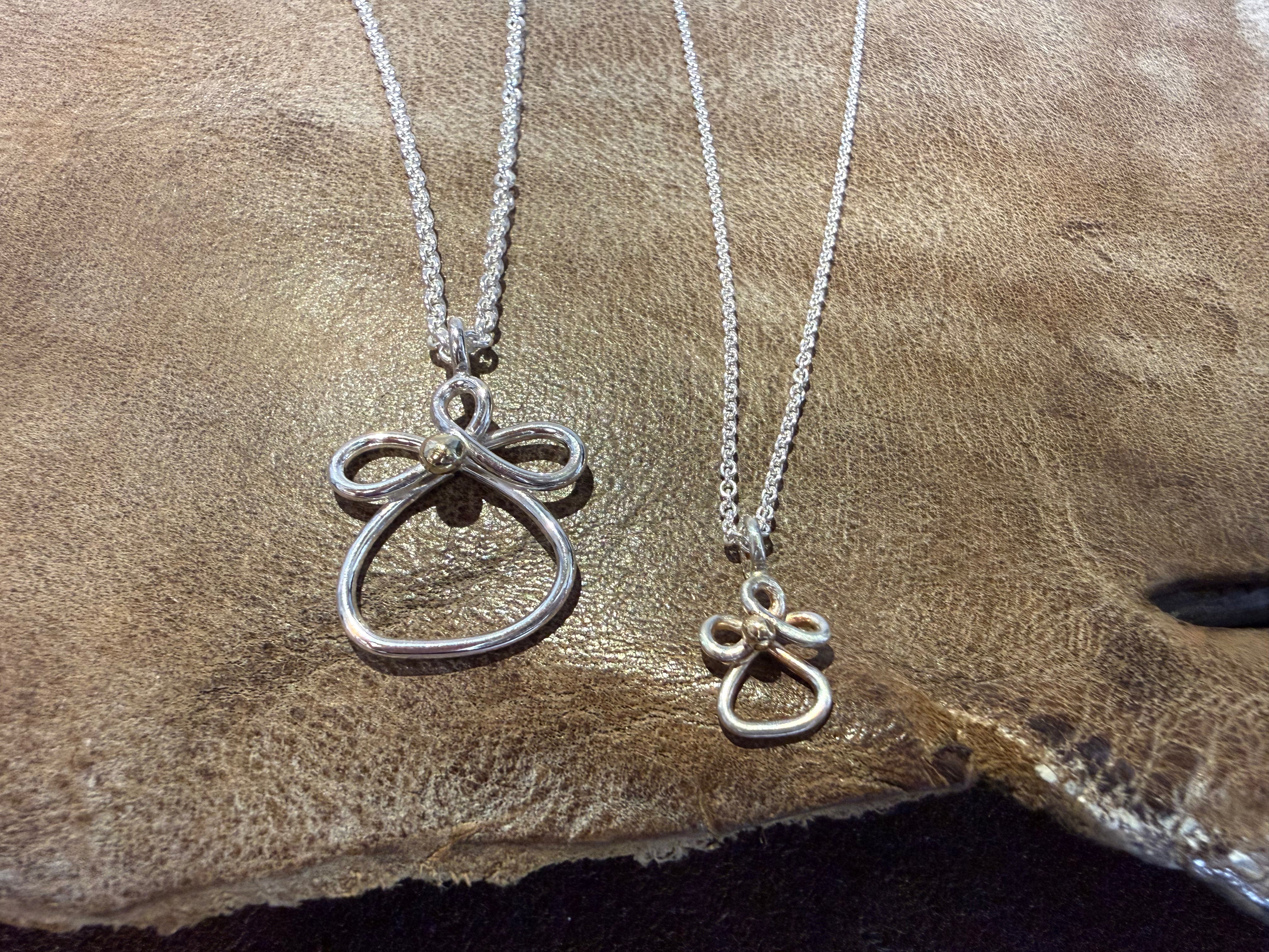 Barselsgave en stor og en lille engel i sølv med et hjerte af guld