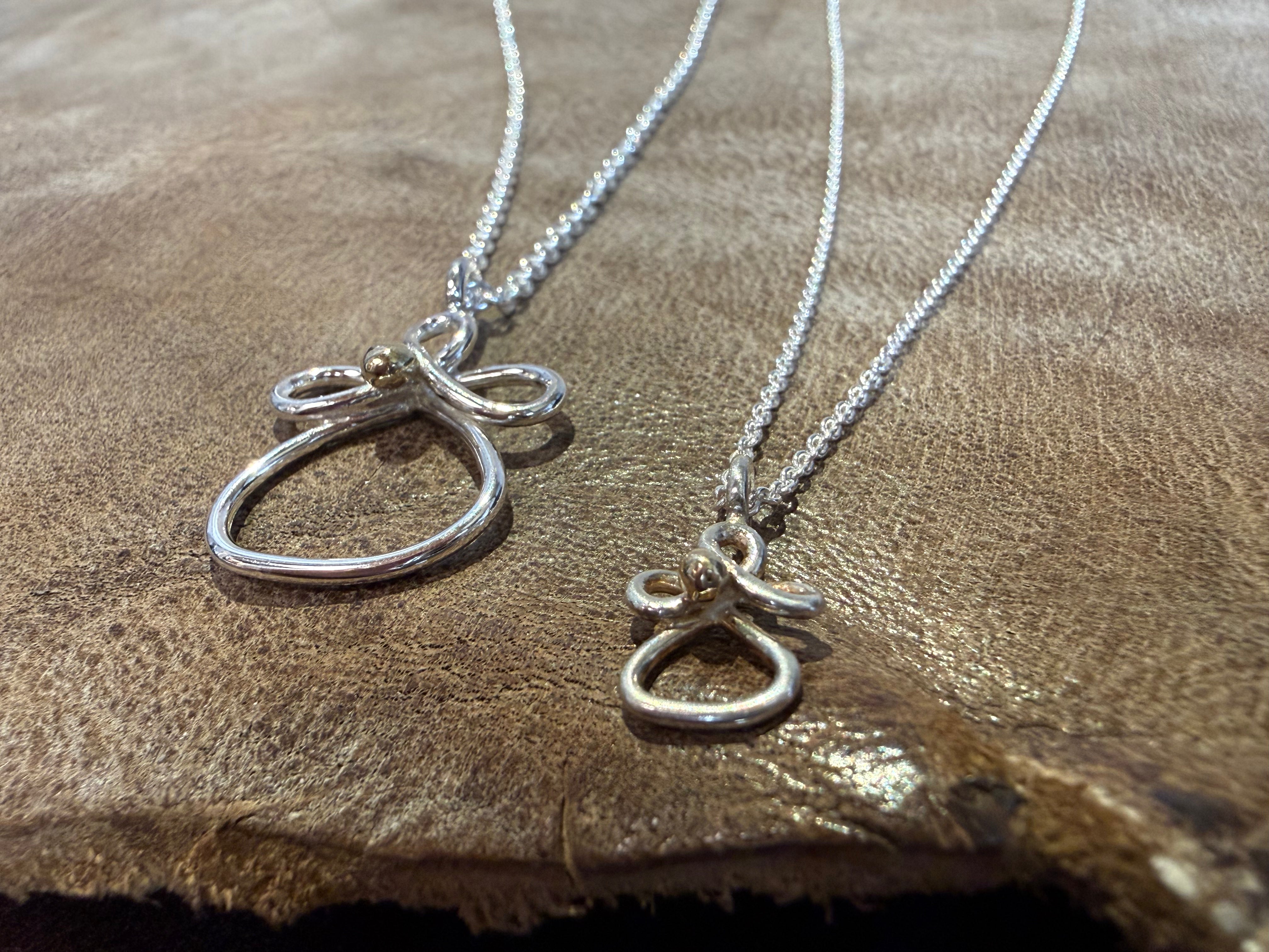 Barselsgave en stor og en lille engel i sølv med et hjerte af guld