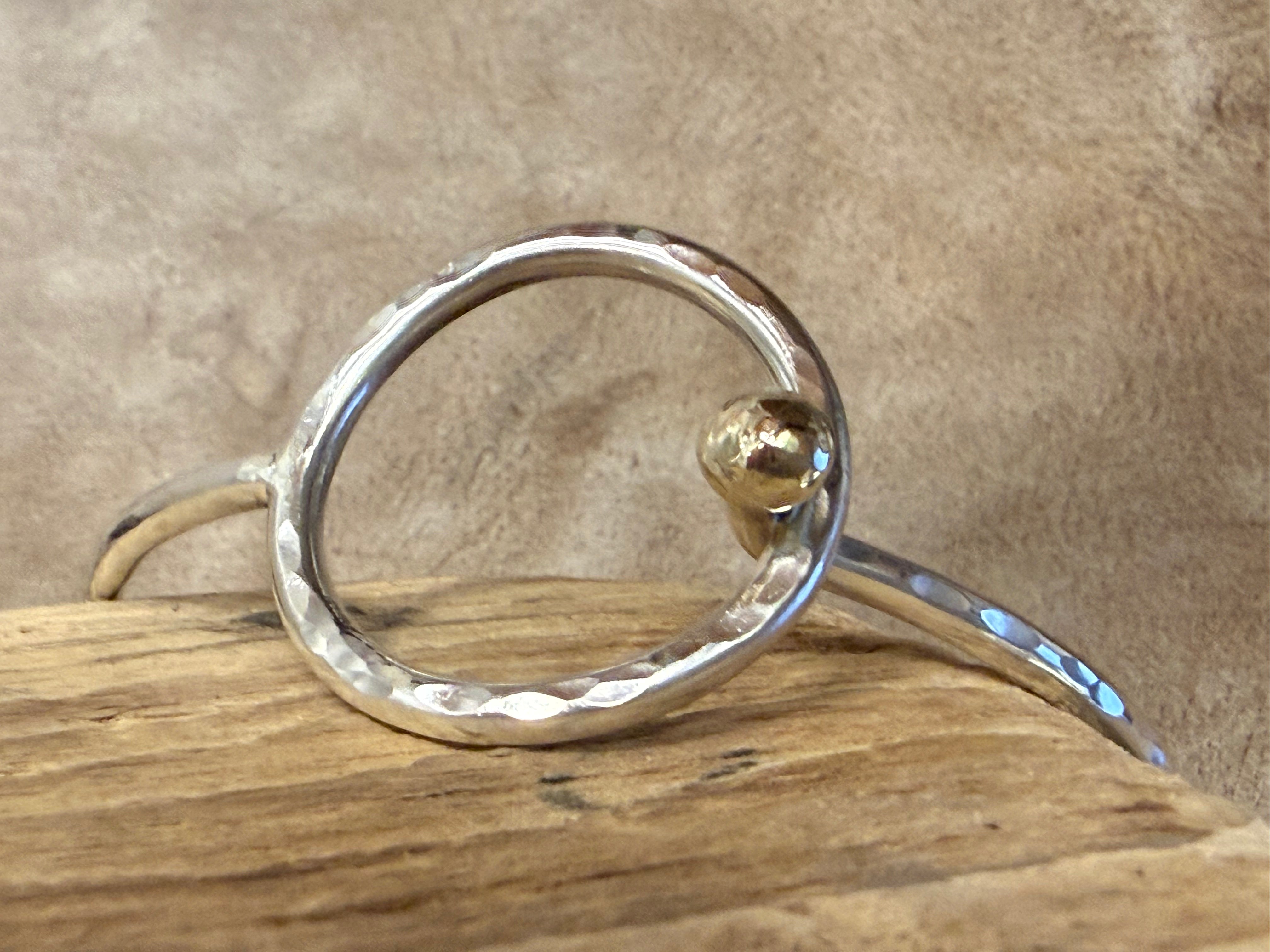 Fjord armring lukket hammerslået med en stor guldkugle