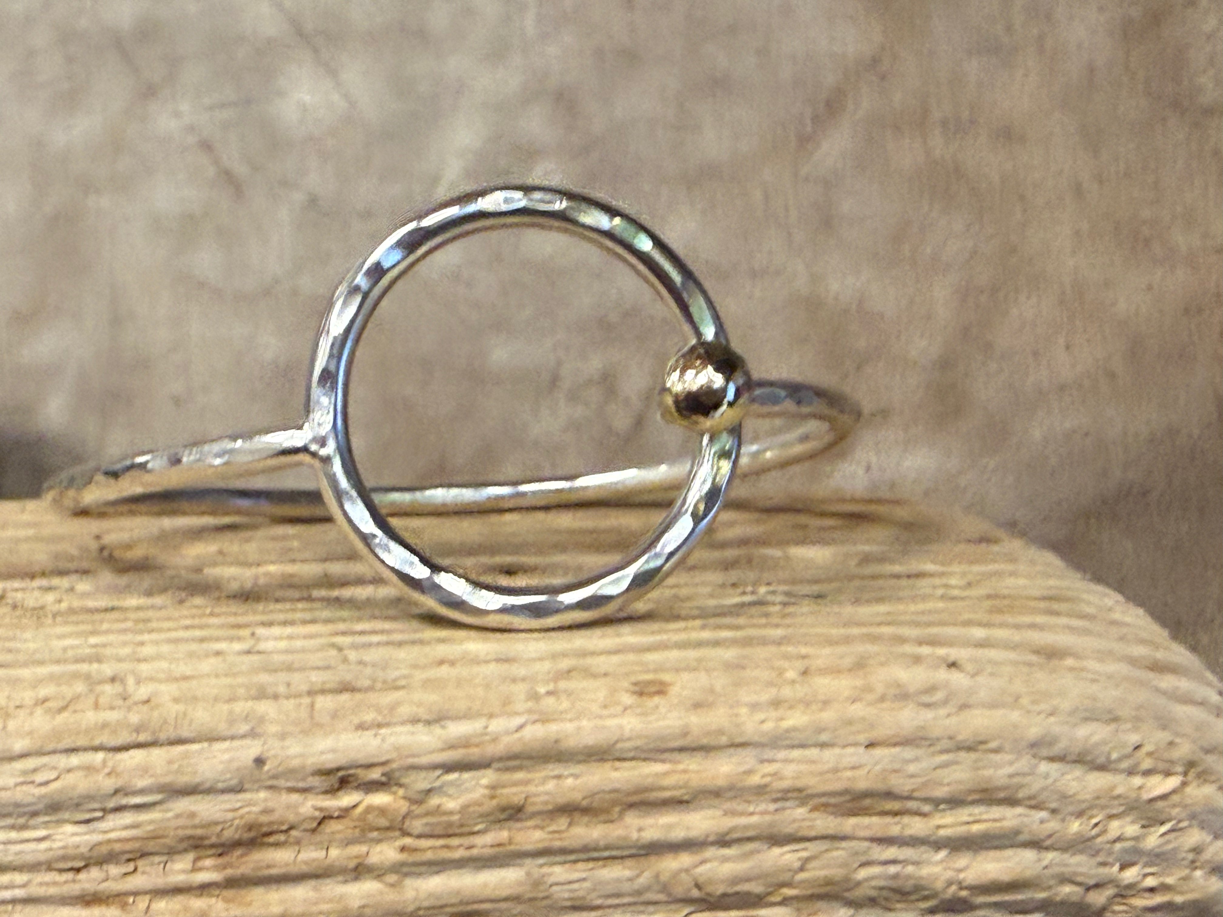 Fjord armring lukket hammerslået med en stor guldkugle