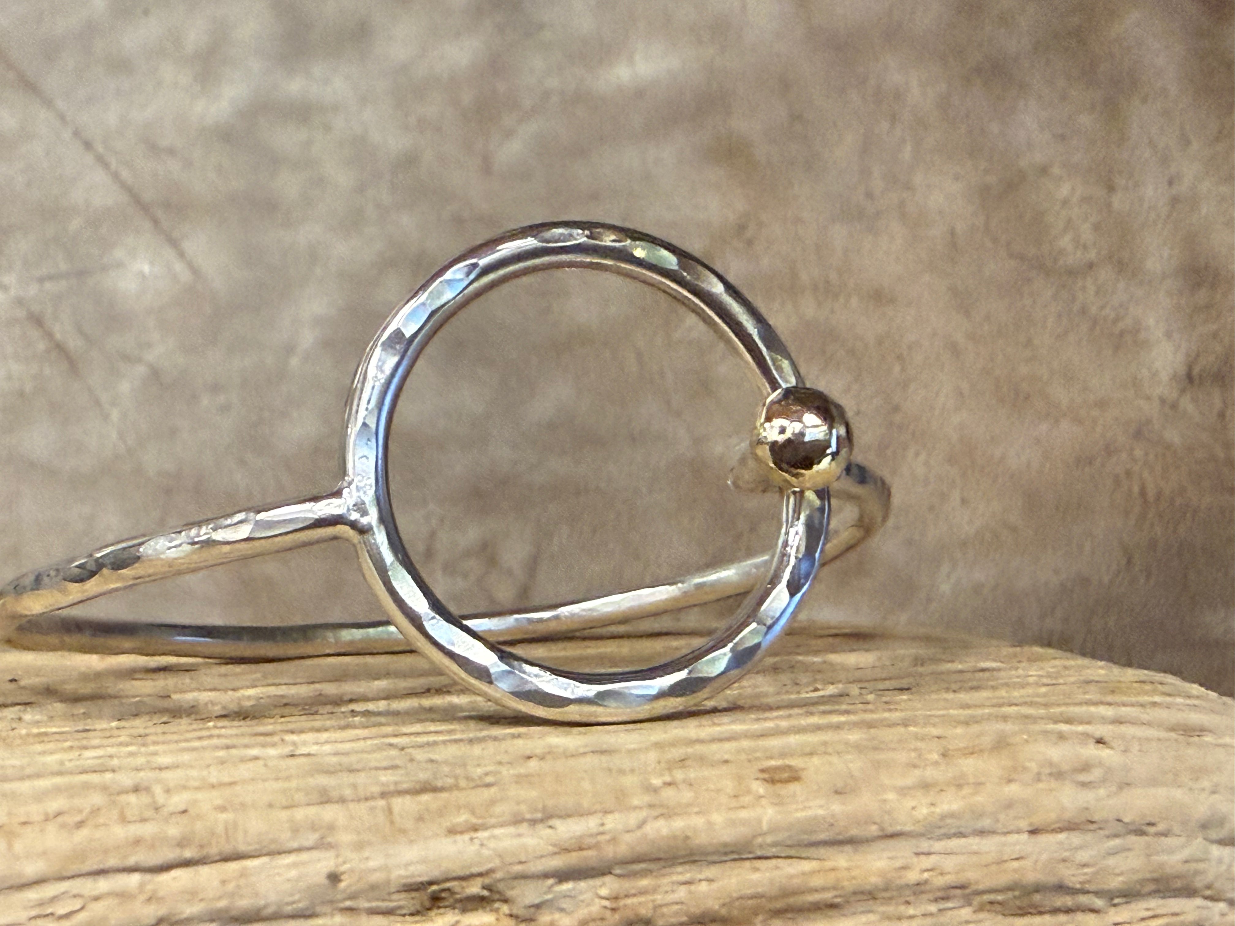 Fjord armring lukket hammerslået med en stor guldkugle