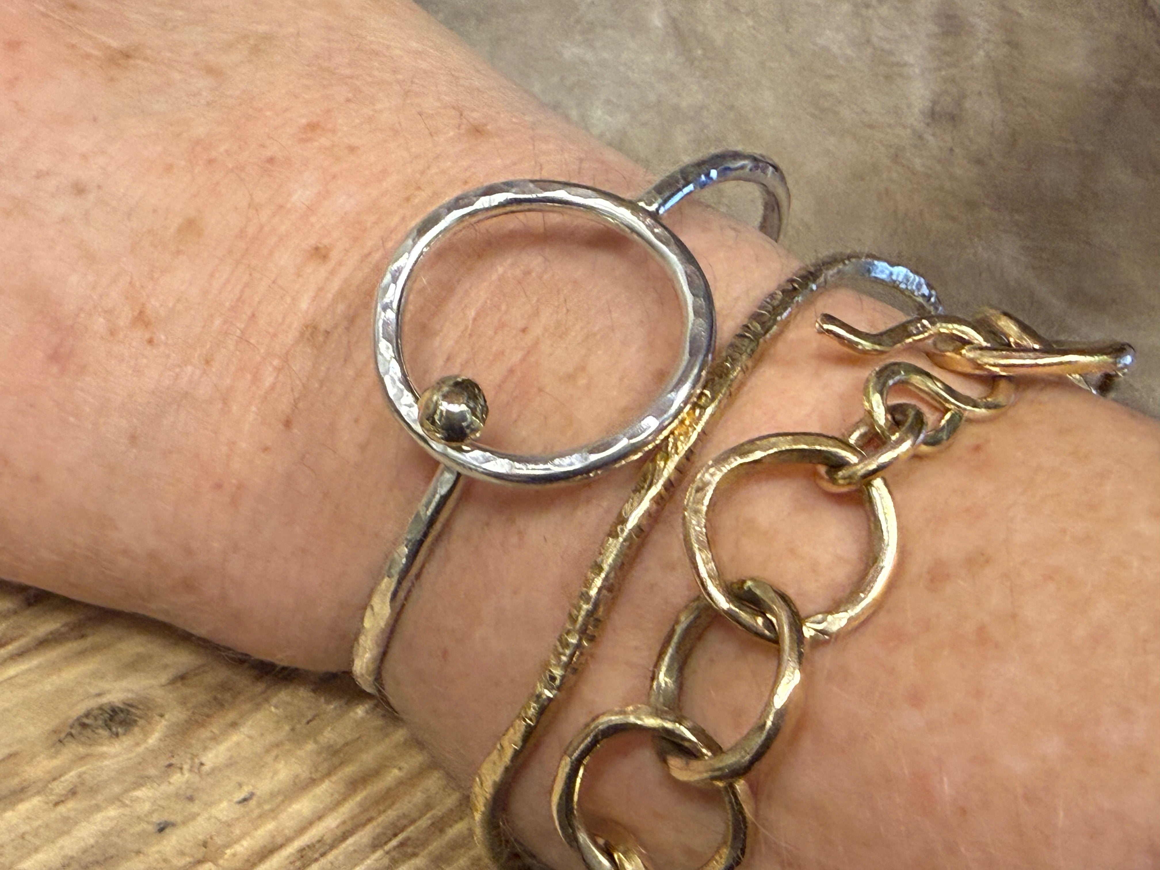 Fjord armring lukket hammerslået med en stor guldkugle