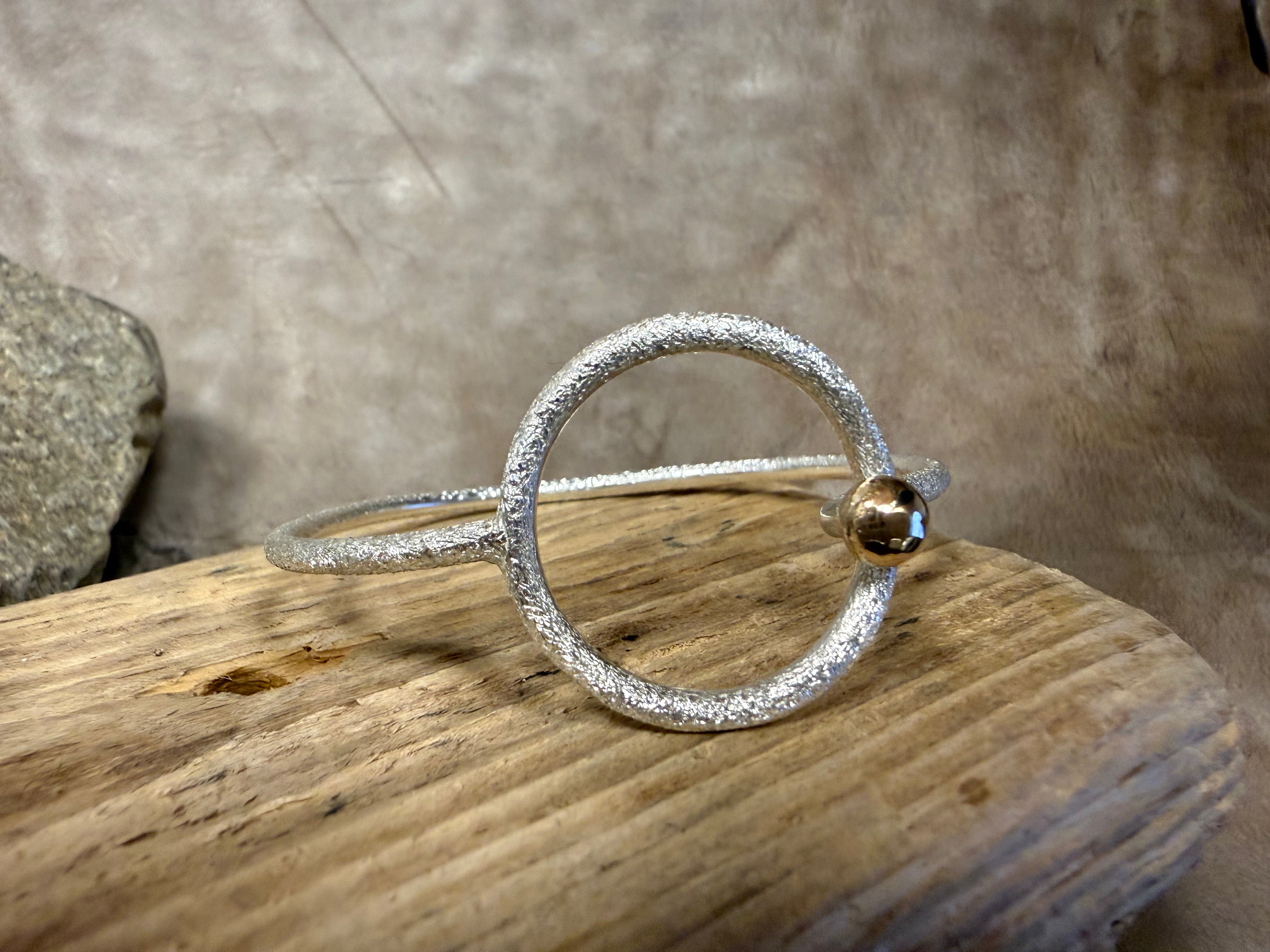 Fjord armring lukket med en stor guldkugle