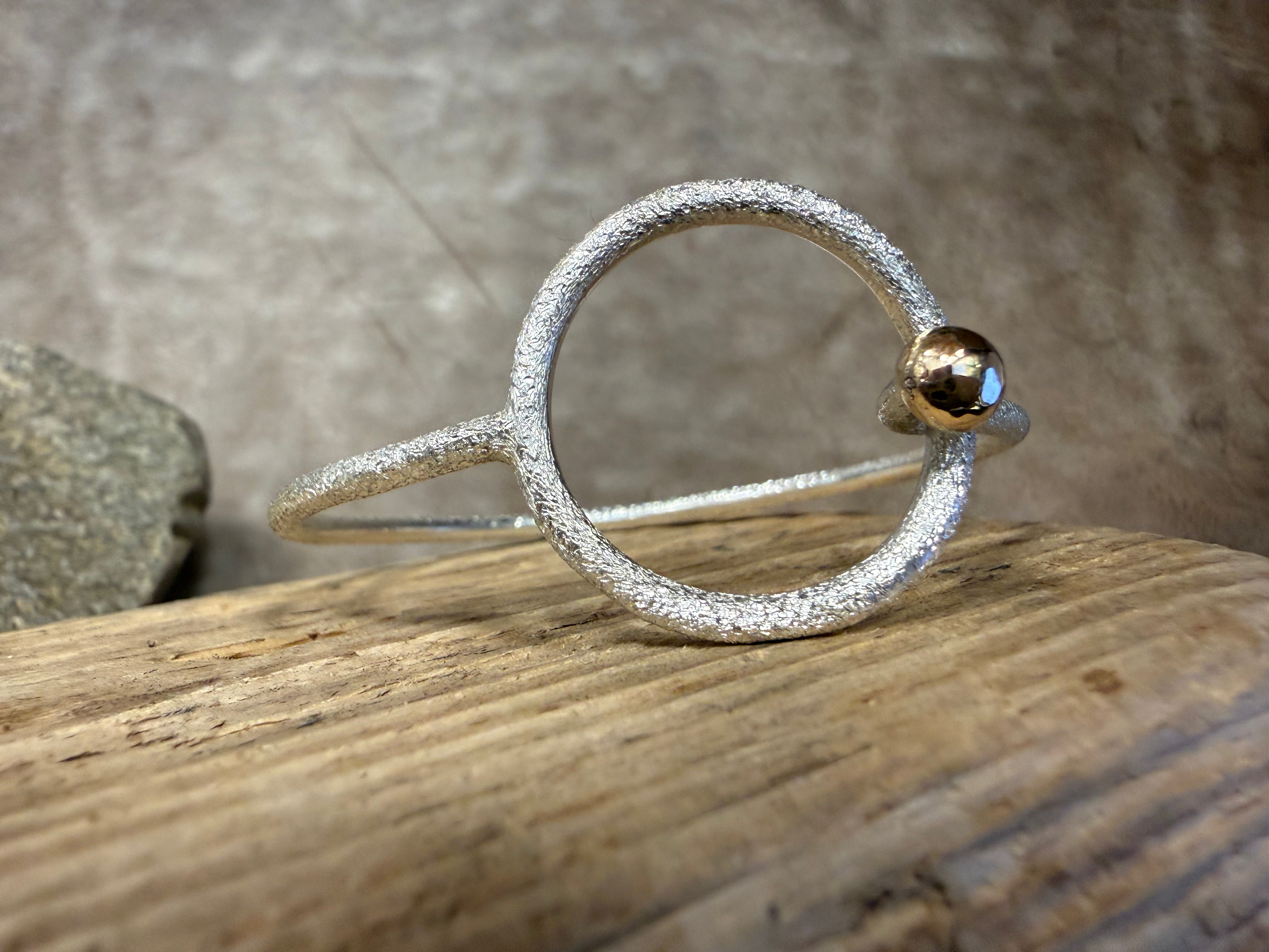 Fjord armring lukket med en stor guldkugle