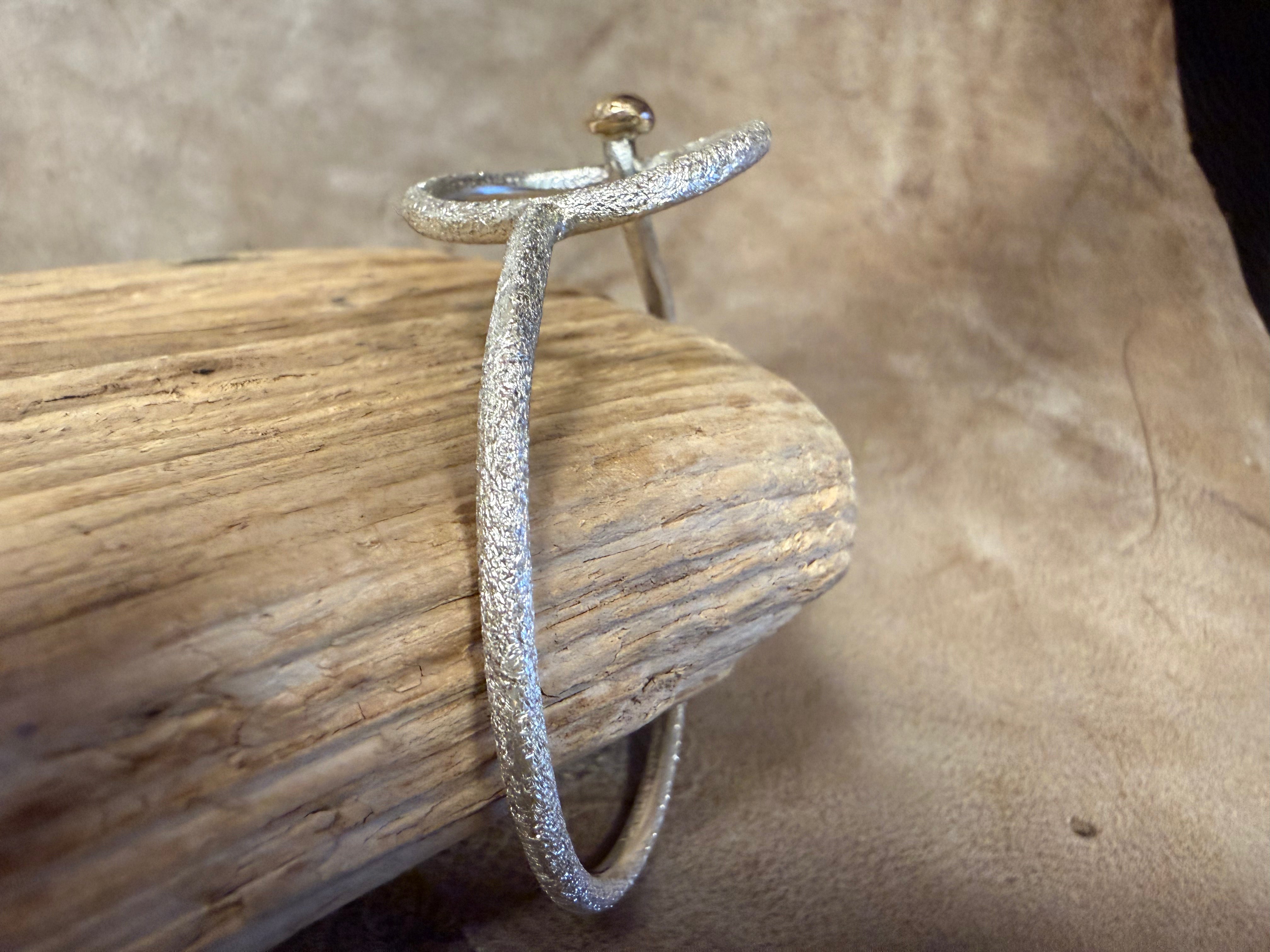 Fjord armring lukket med en stor guldkugle