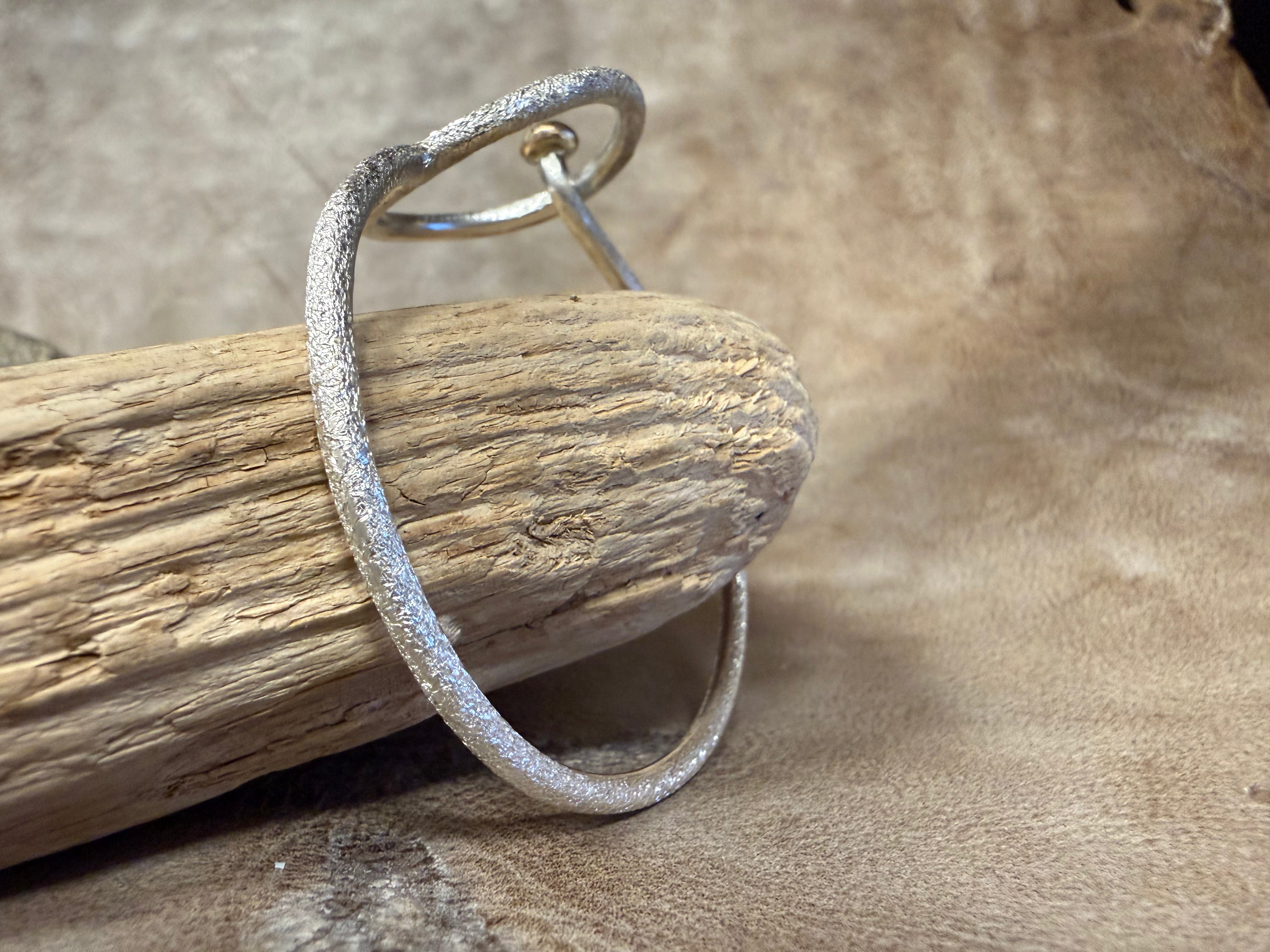 Fjord armring lukket med en stor guldkugle