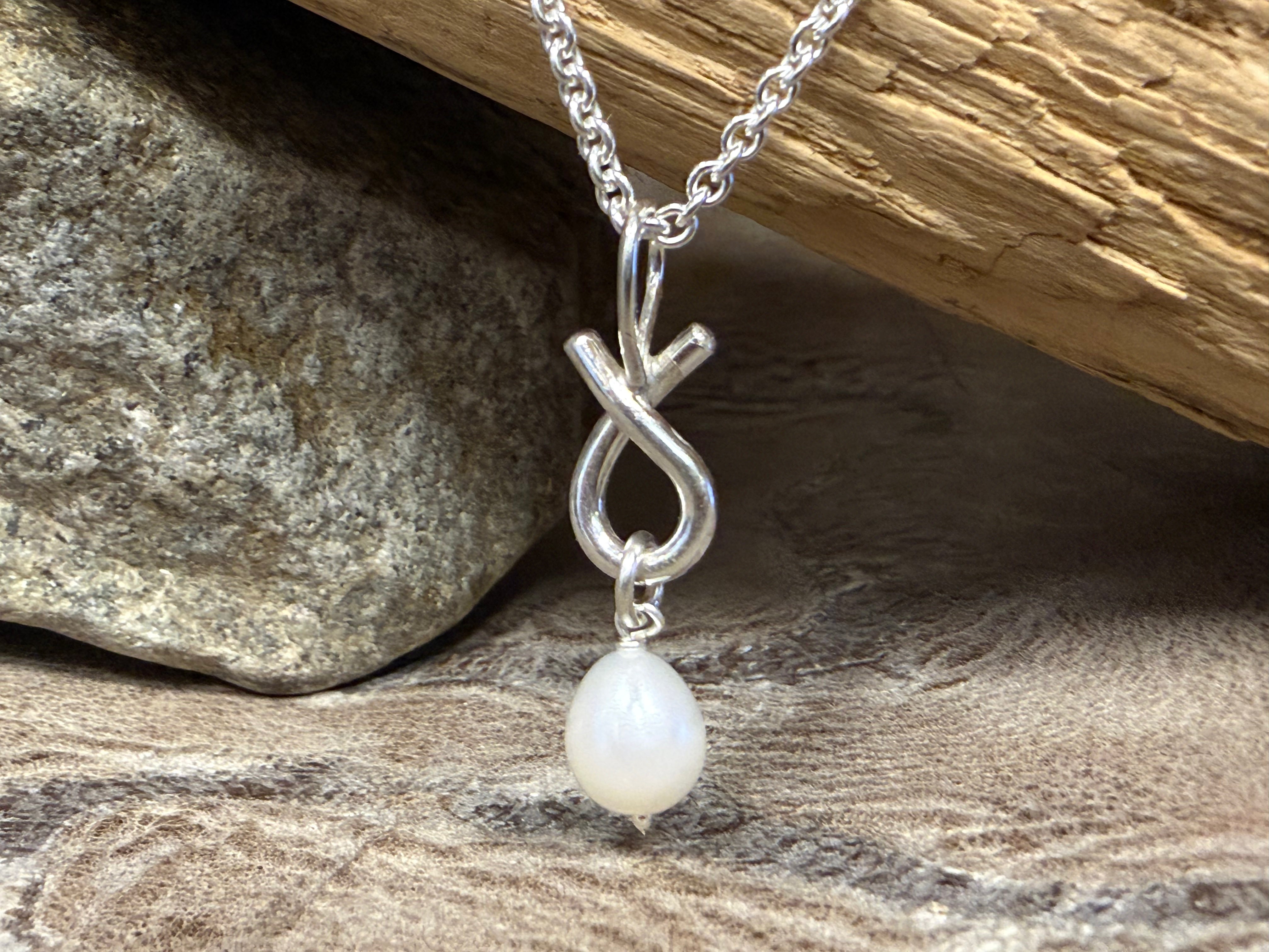 Rustik sløjfe vedhæng i sølv, med ferskvandsperle