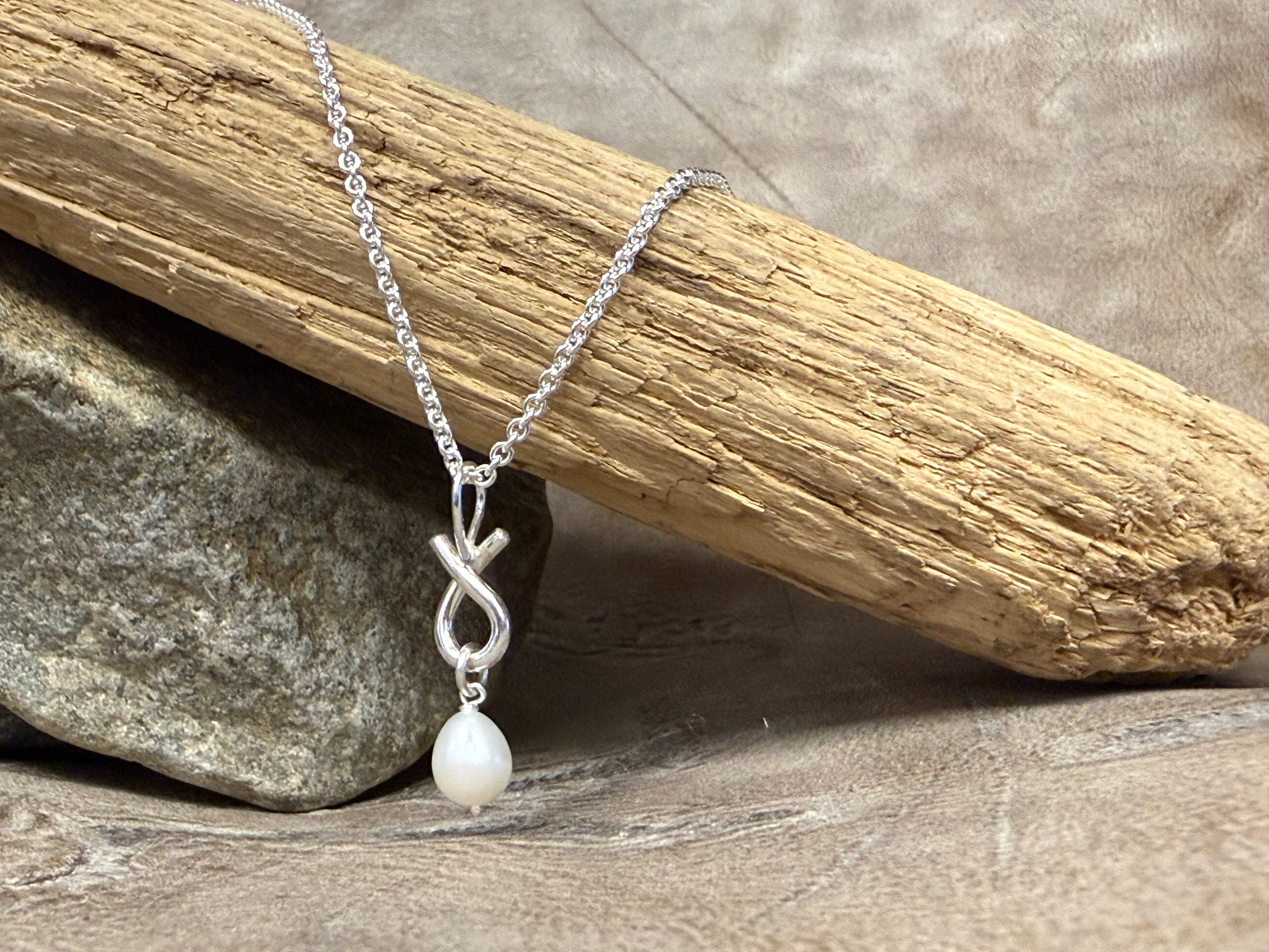 Rustik sløjfe vedhæng i sølv, med ferskvandsperle