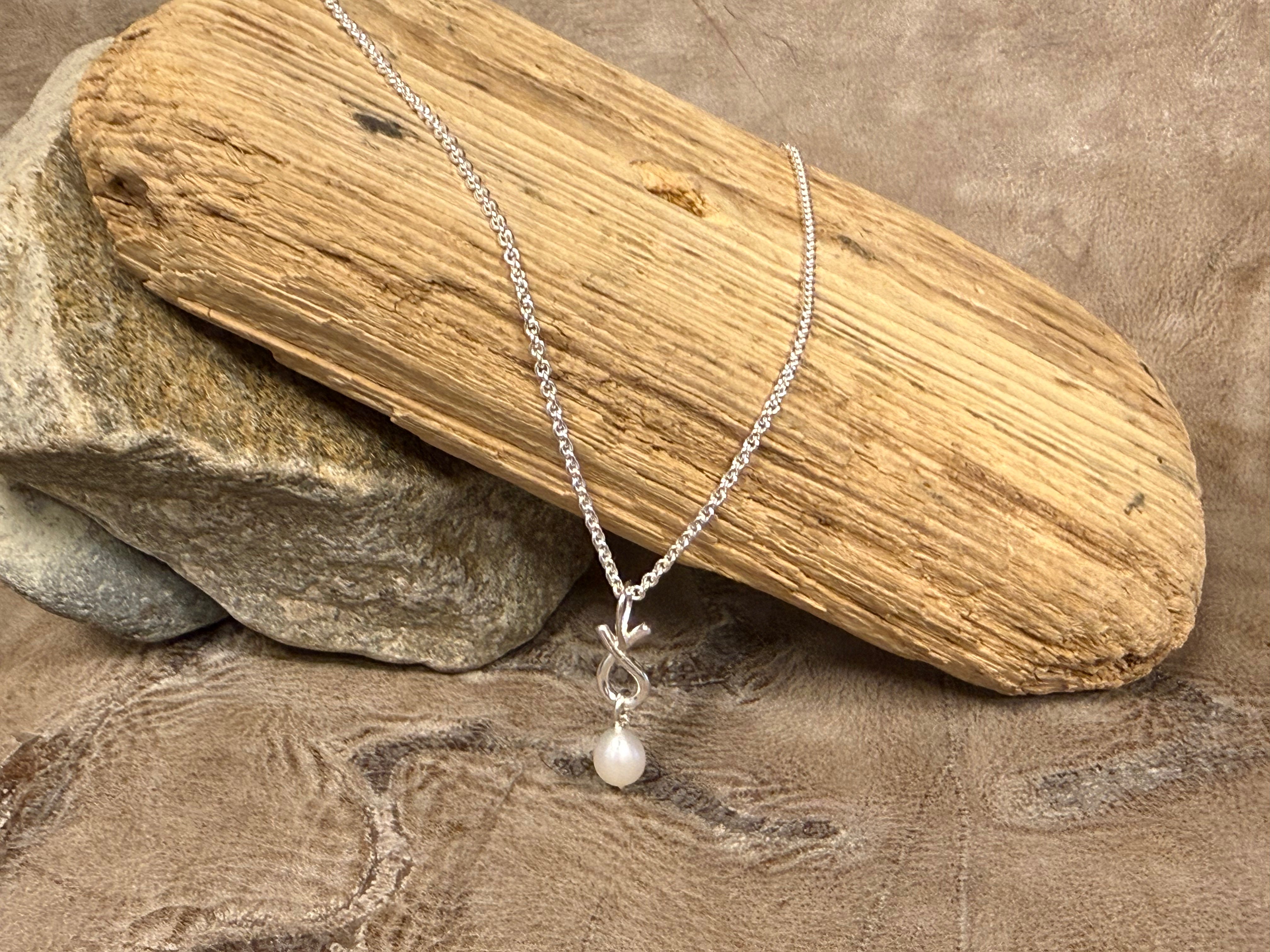 Rustik sløjfe vedhæng i sølv, med ferskvandsperle