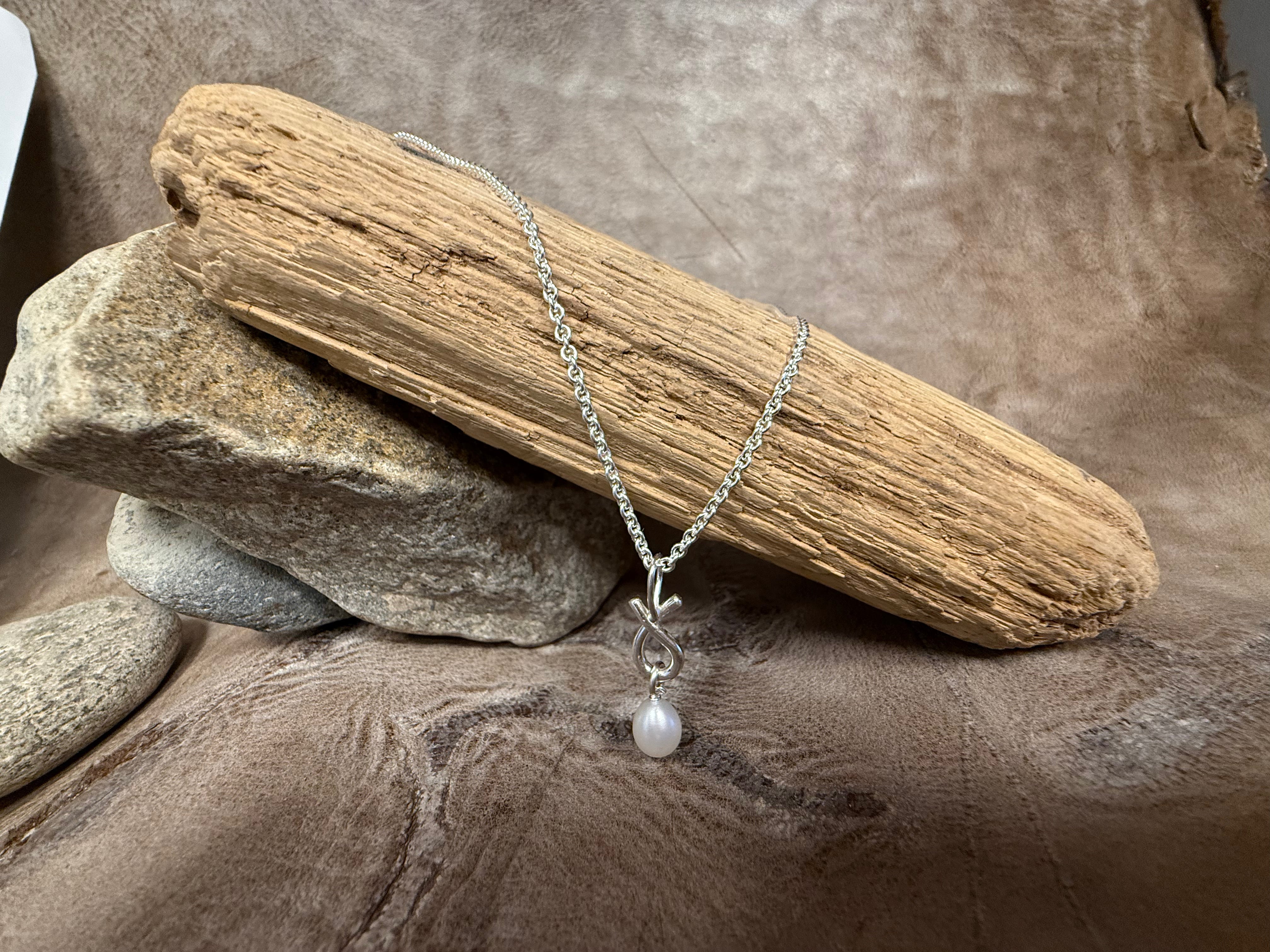 Rustik sløjfe vedhæng i sølv, med ferskvandsperle