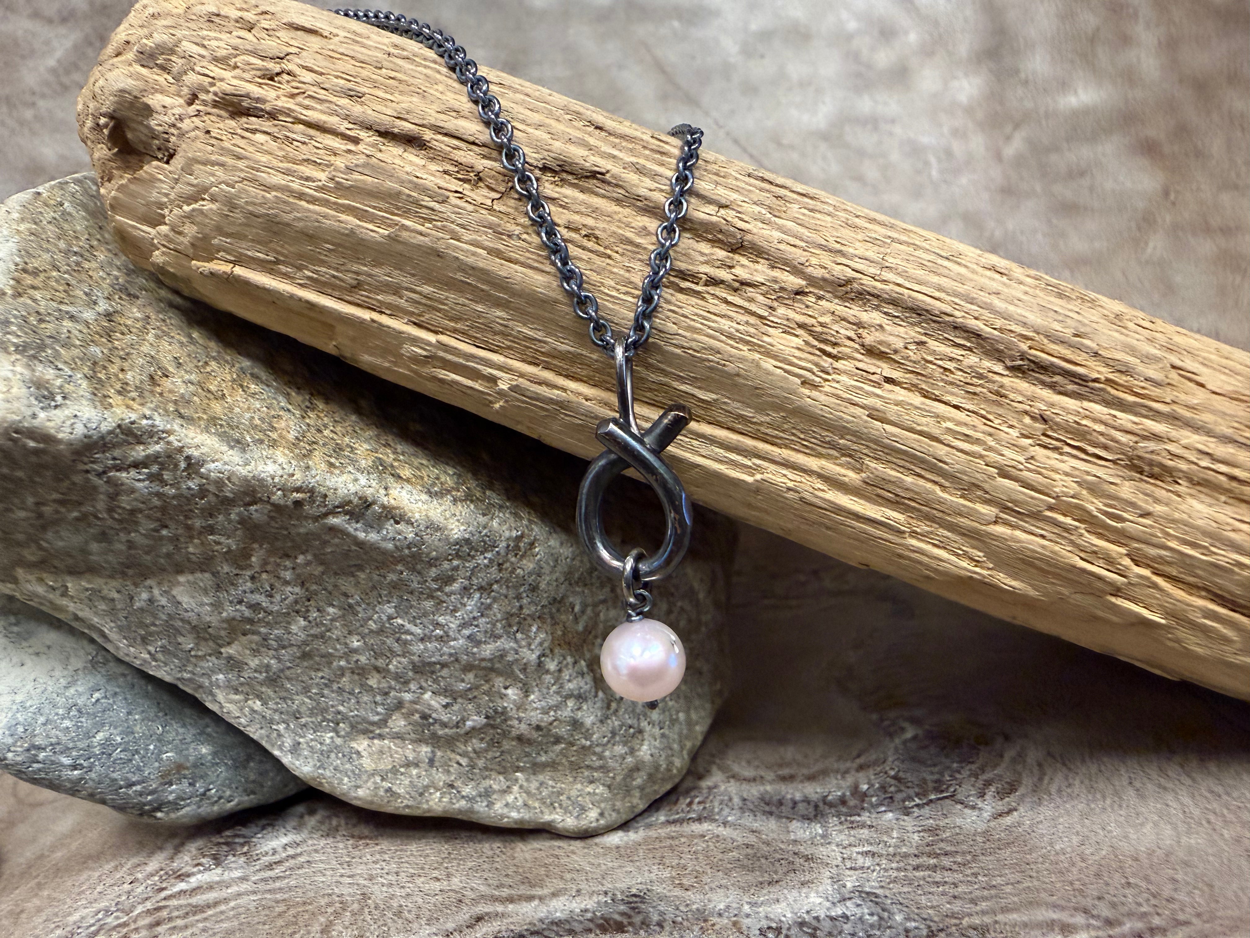 Rustik sløjfe vedhæng i kobber, med ferskvandsperle