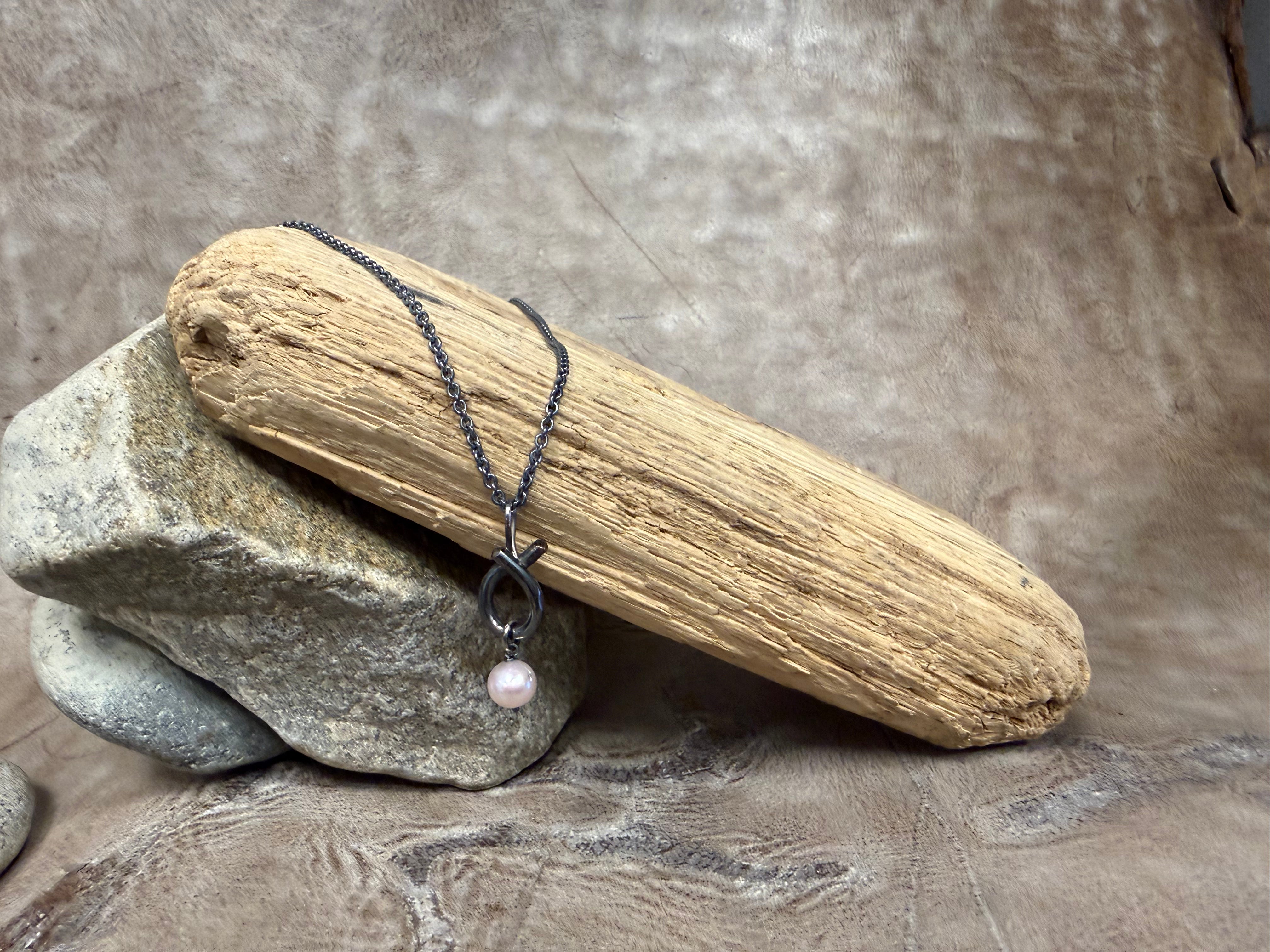 Rustik sløjfe vedhæng i kobber, med ferskvandsperle