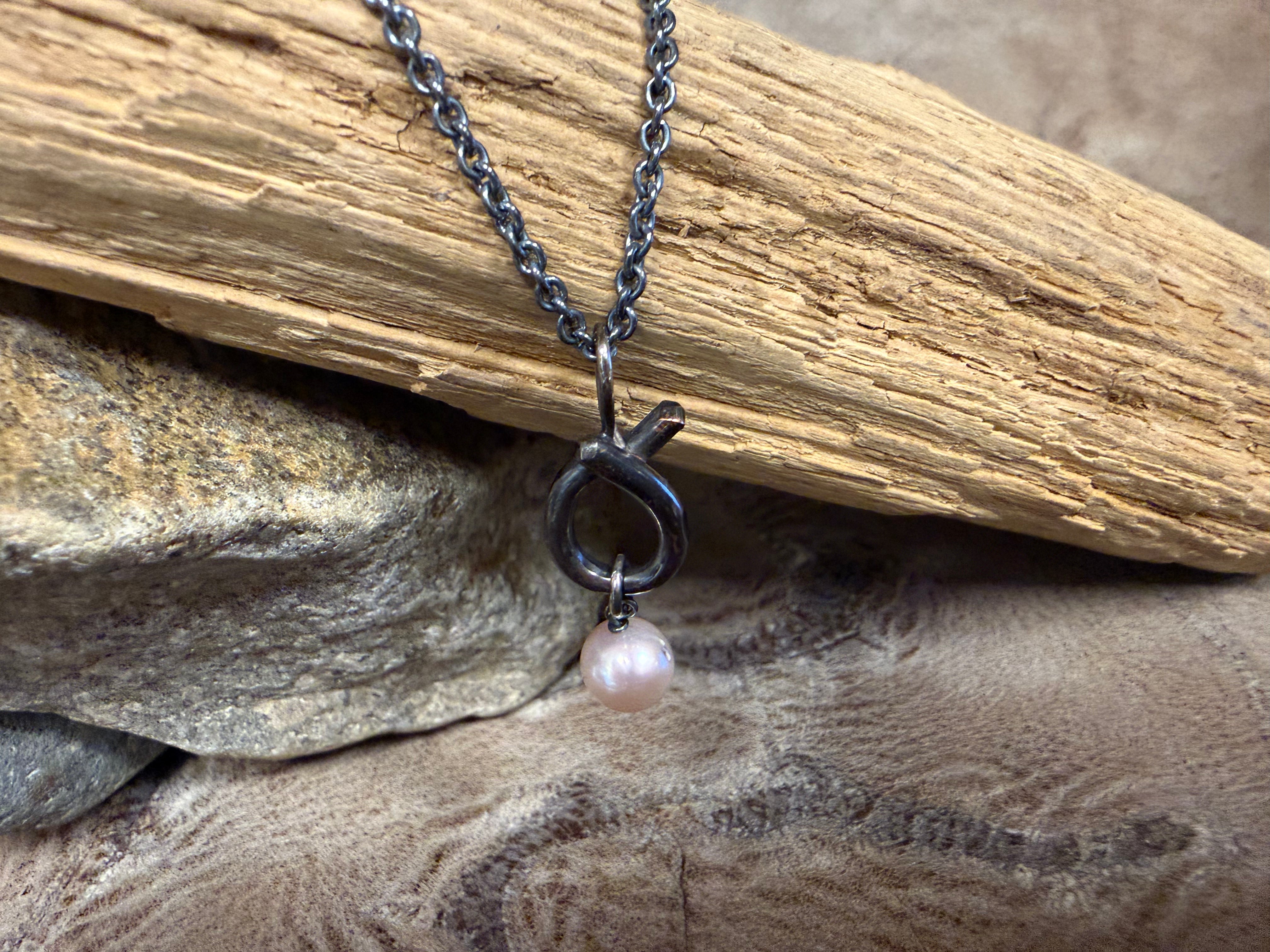 Rustik sløjfe vedhæng i kobber, med ferskvandsperle