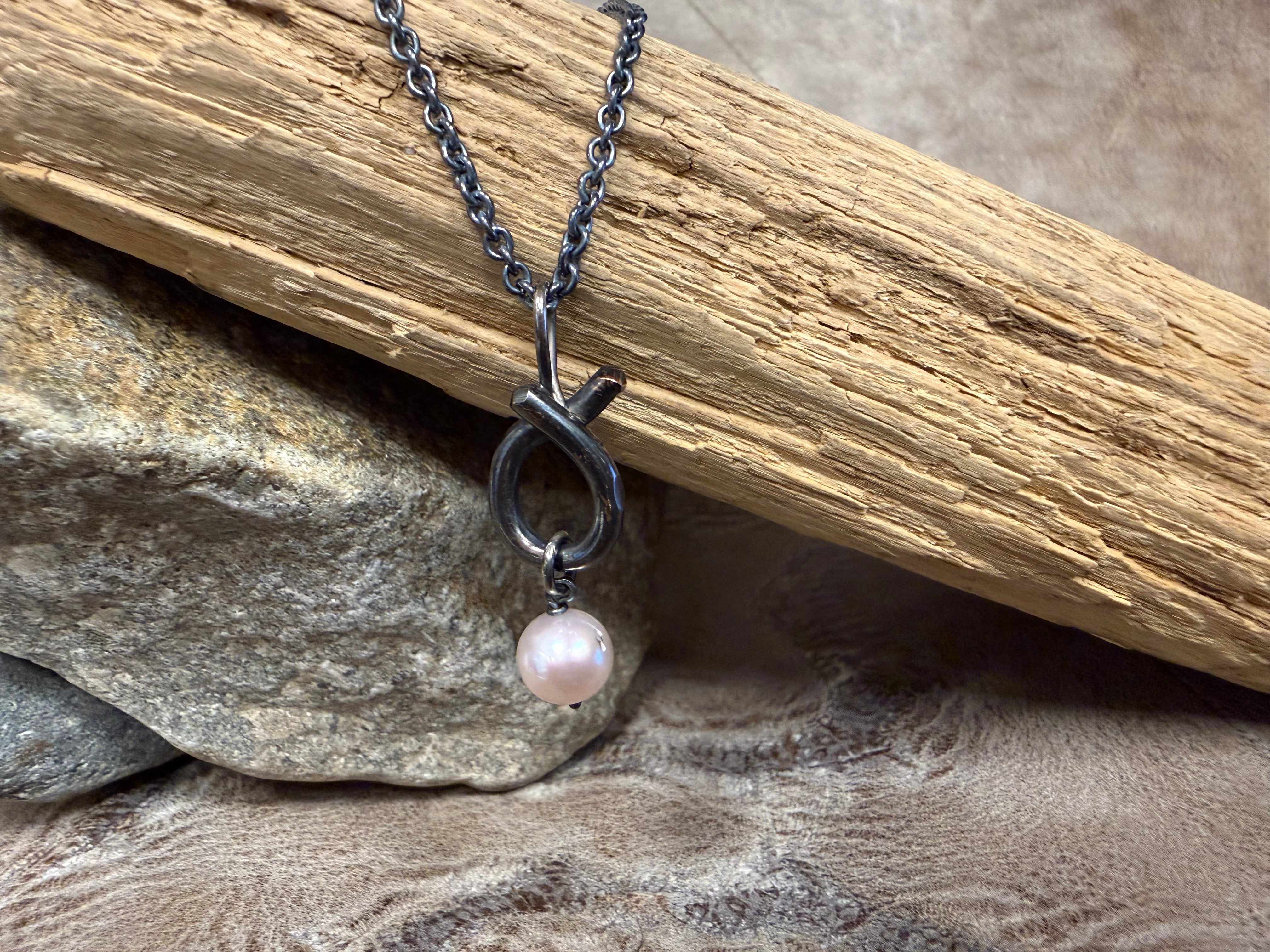 Rustik sløjfe vedhæng i kobber, med ferskvandsperle