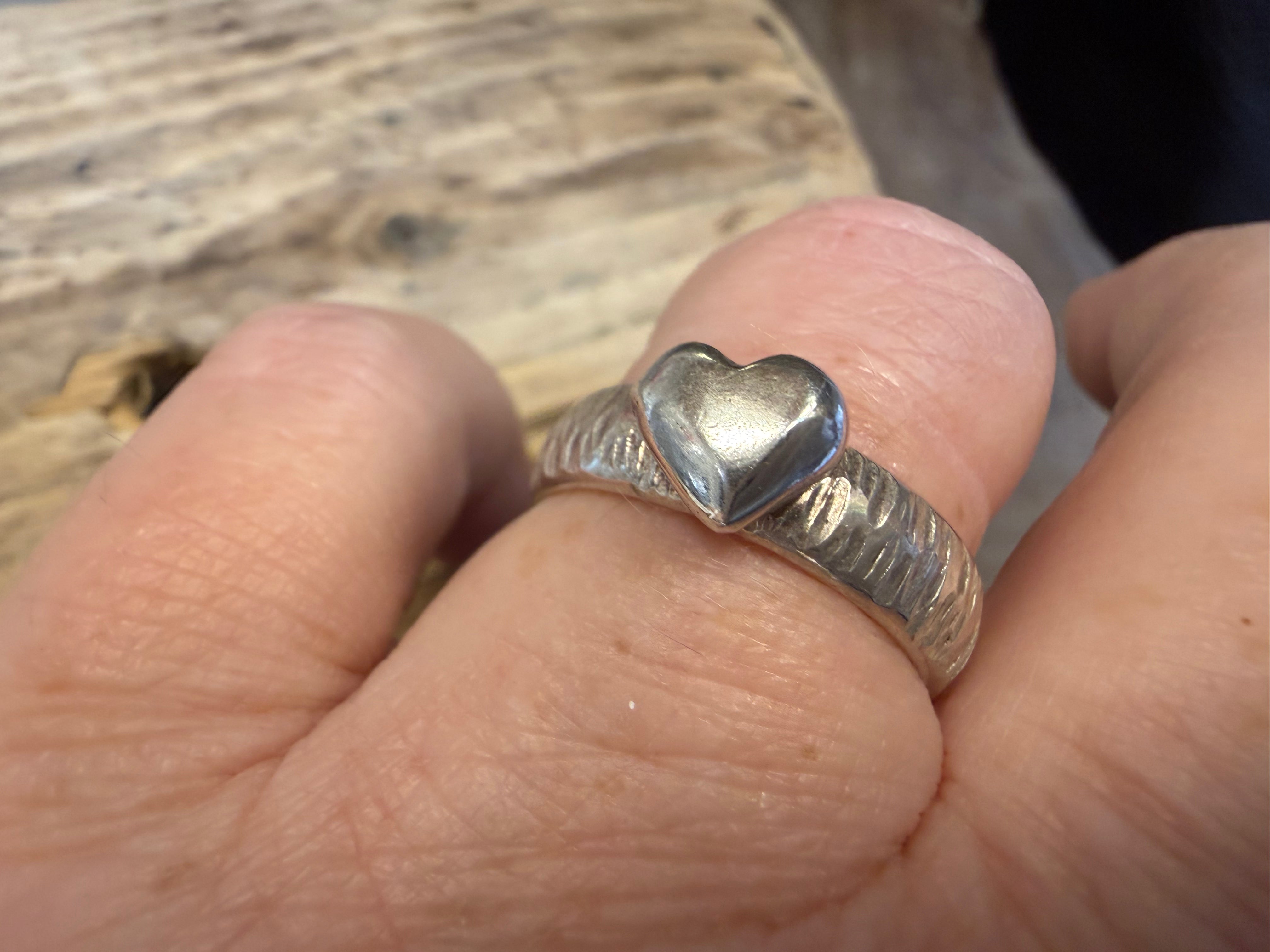 Sølvring med massivt lille buttet sandstøbt hjerte – et unikt symbol på kærlighed
