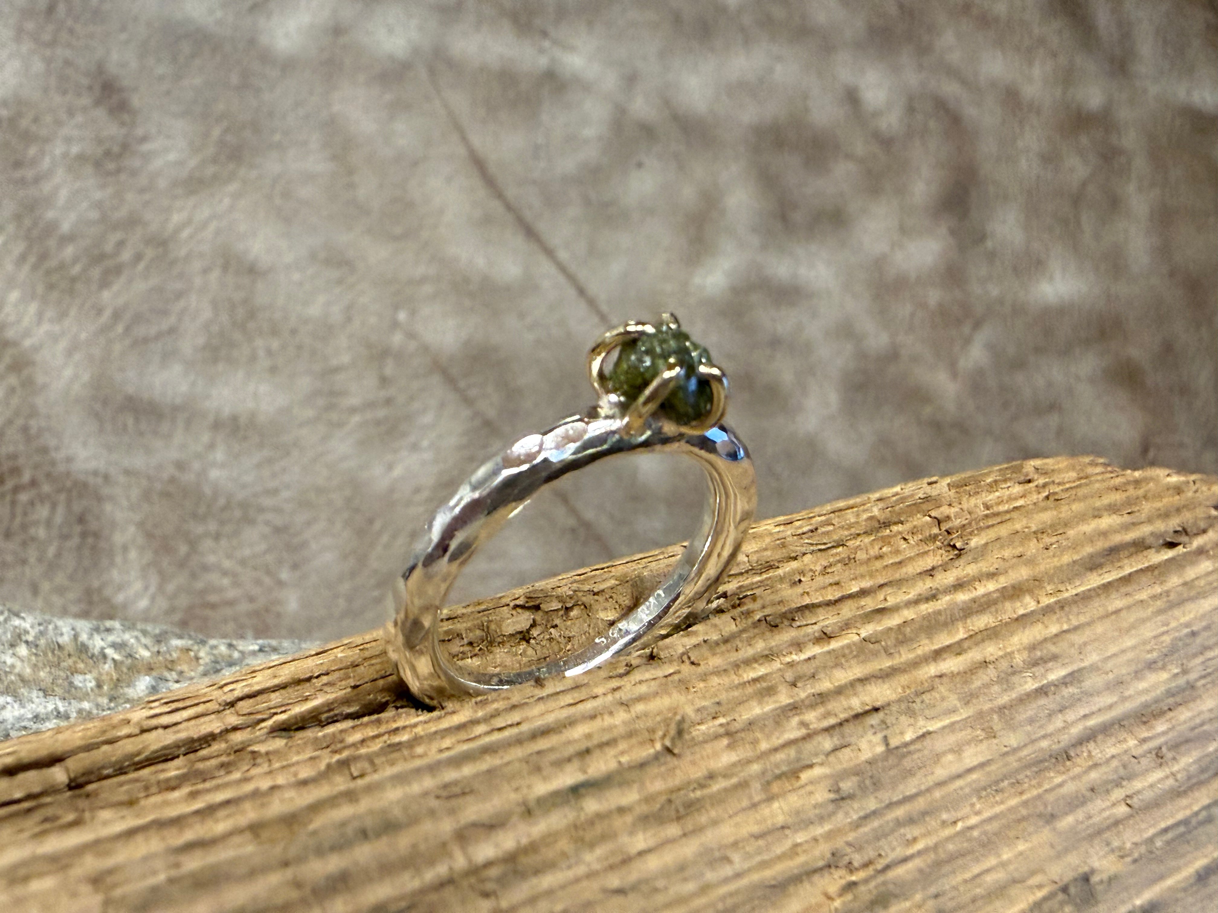 Sølvring med grøn rå-diamant – naturens uslebne skønhed
