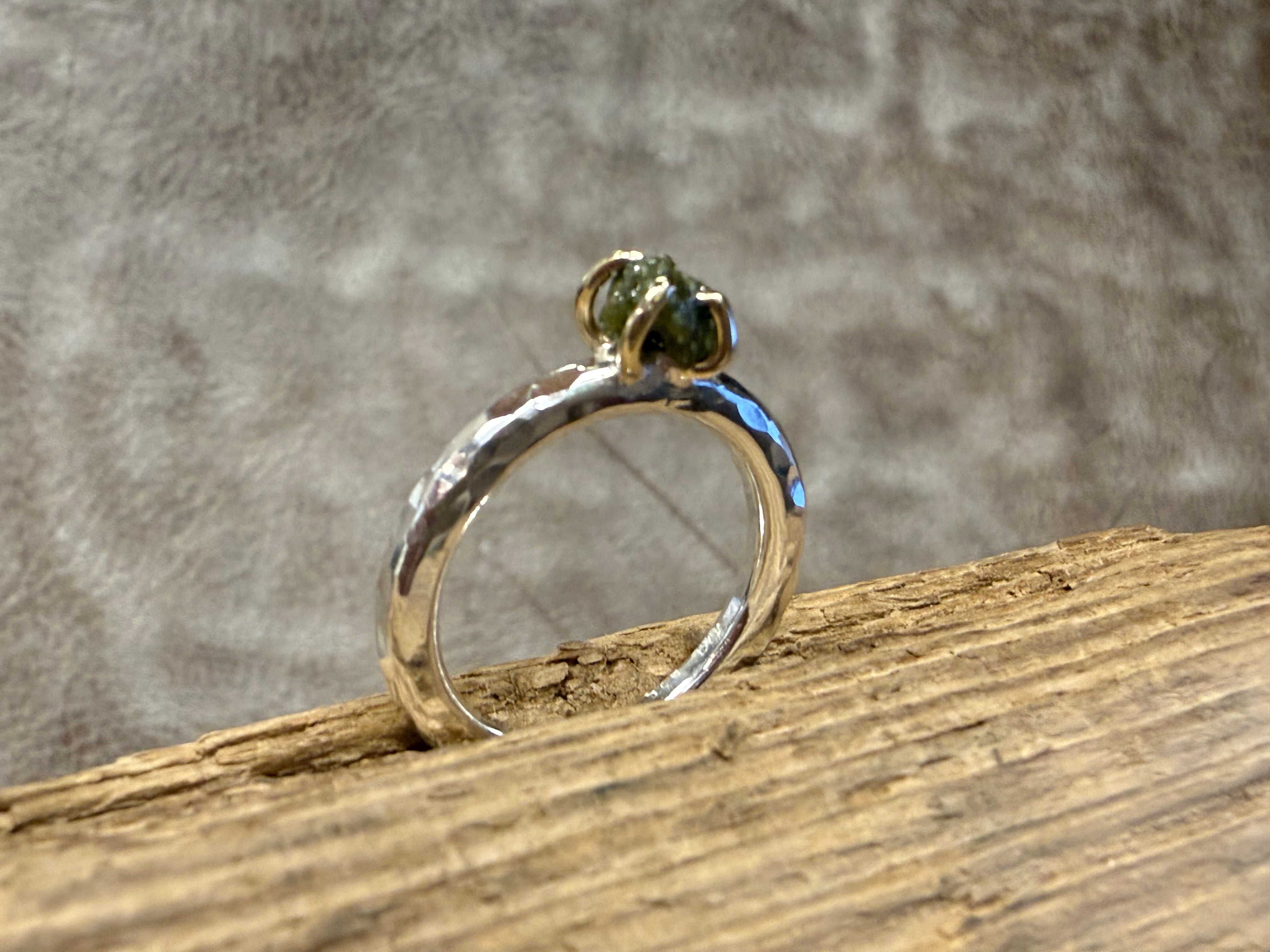 Sølvring med grøn rå-diamant – naturens uslebne skønhed