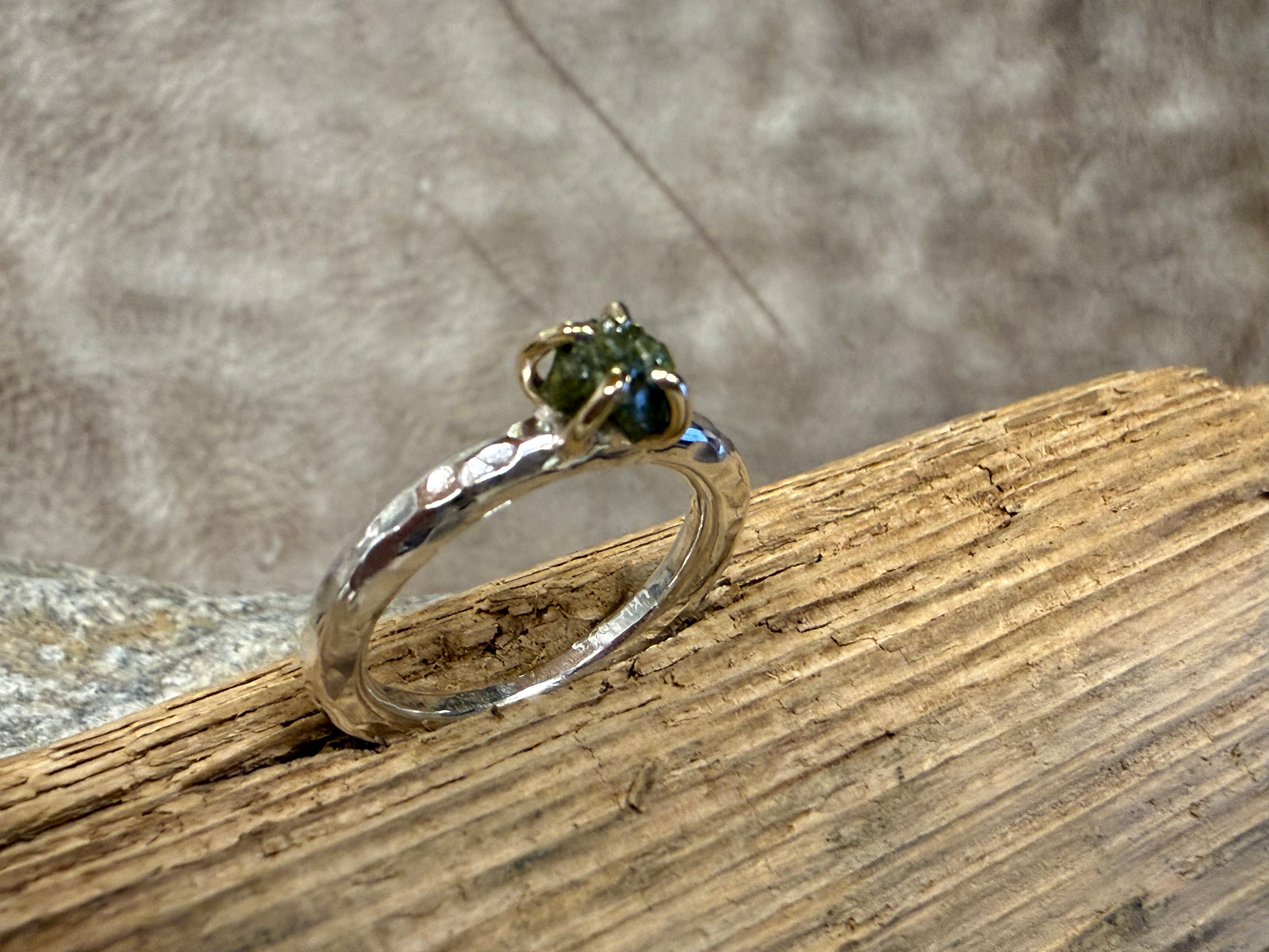 Sølvring med grøn rå-diamant – naturens uslebne skønhed