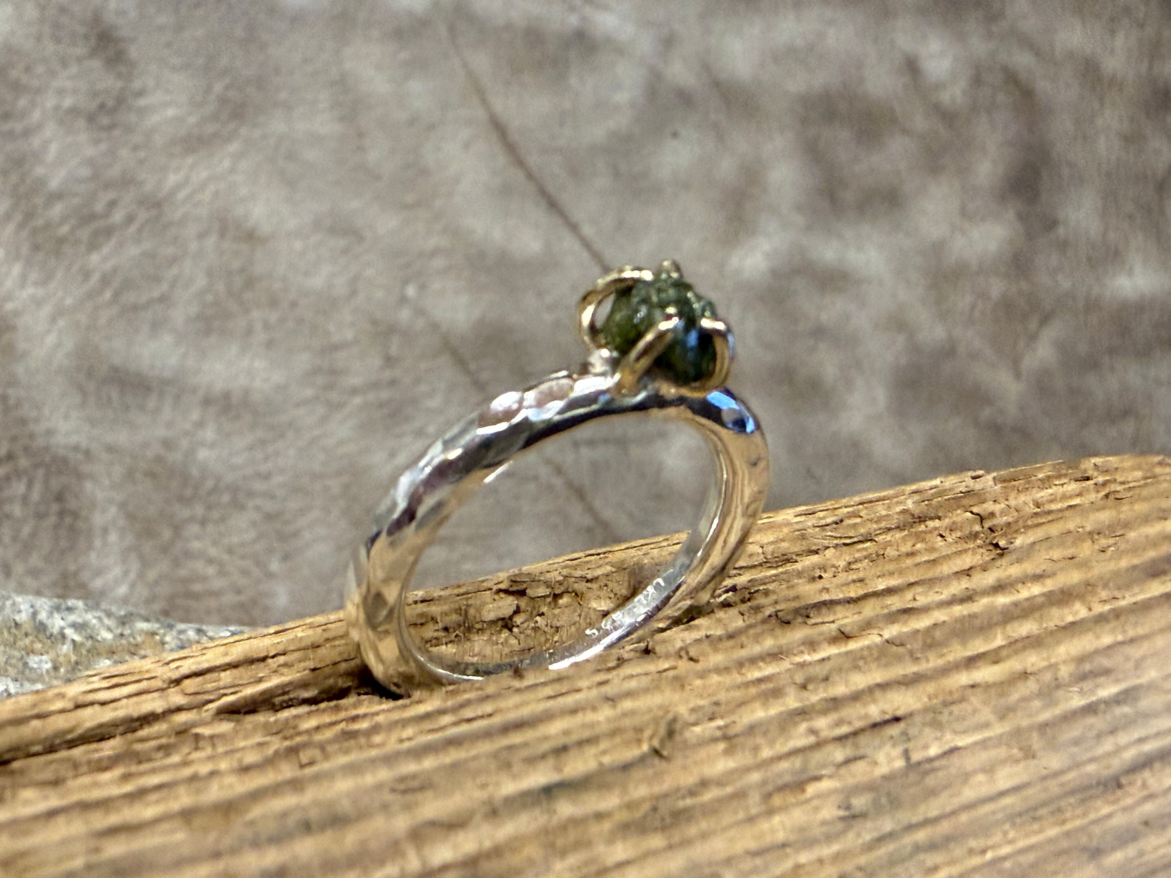 Sølvring med grøn rå-diamant – naturens uslebne skønhed