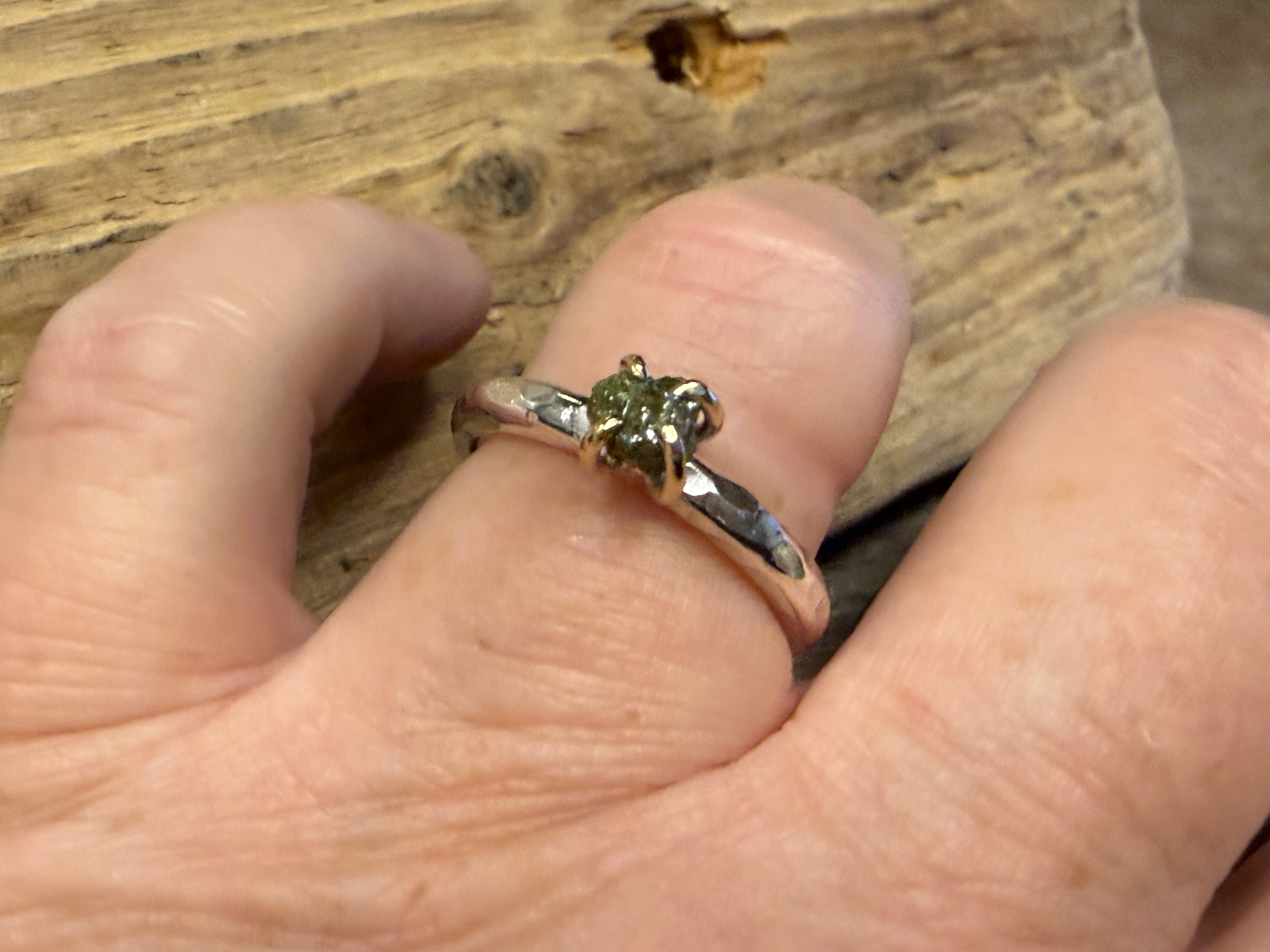 Sølvring med grøn rå-diamant – naturens uslebne skønhed