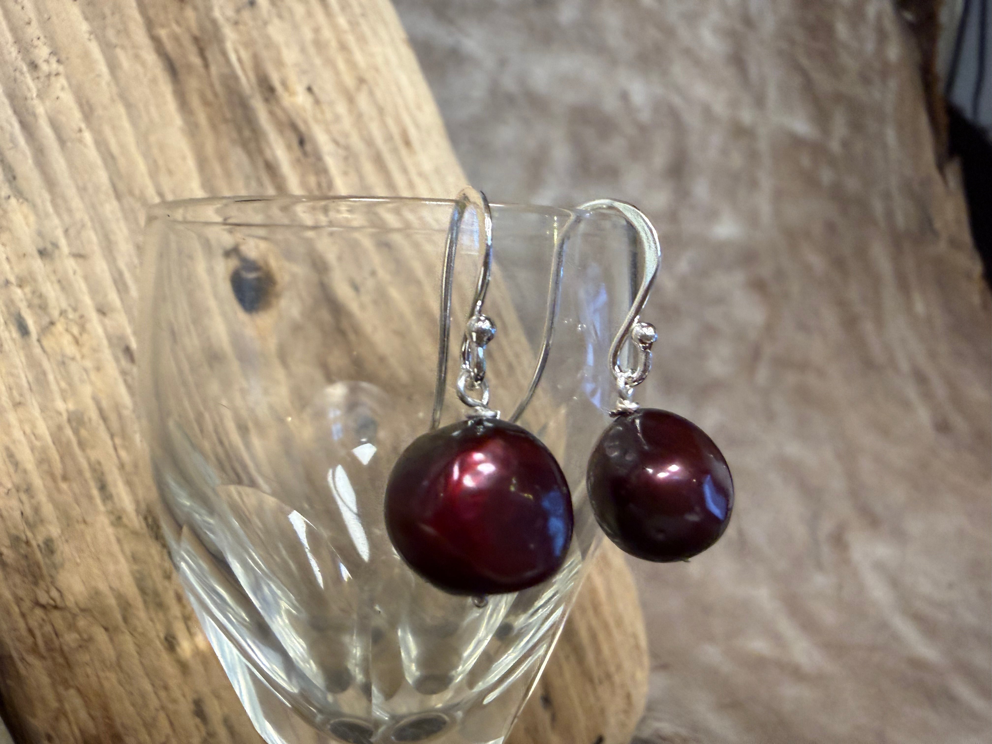 Øreringe med bordoux ferskvandsperler