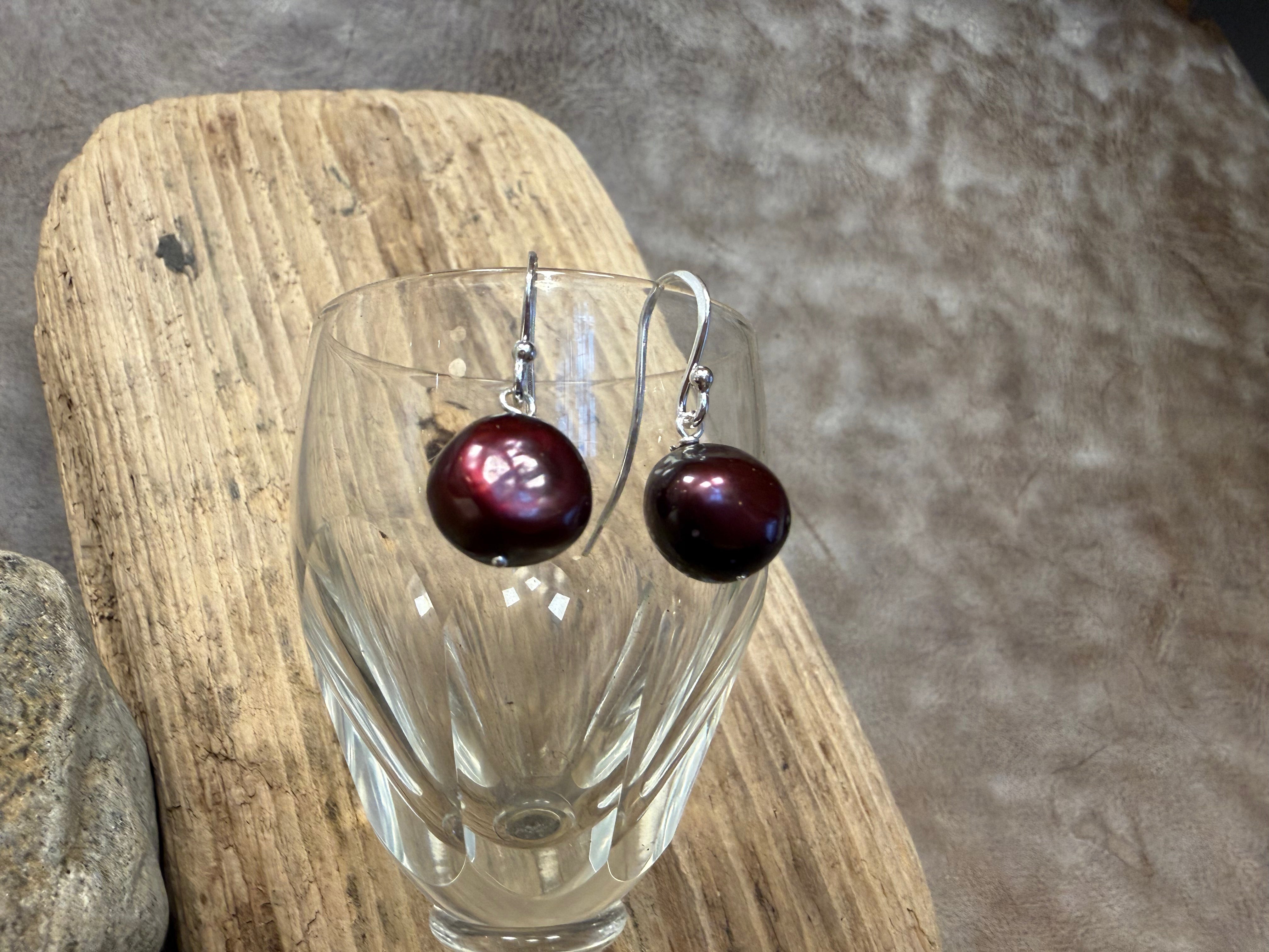 Øreringe med bordoux ferskvandsperler