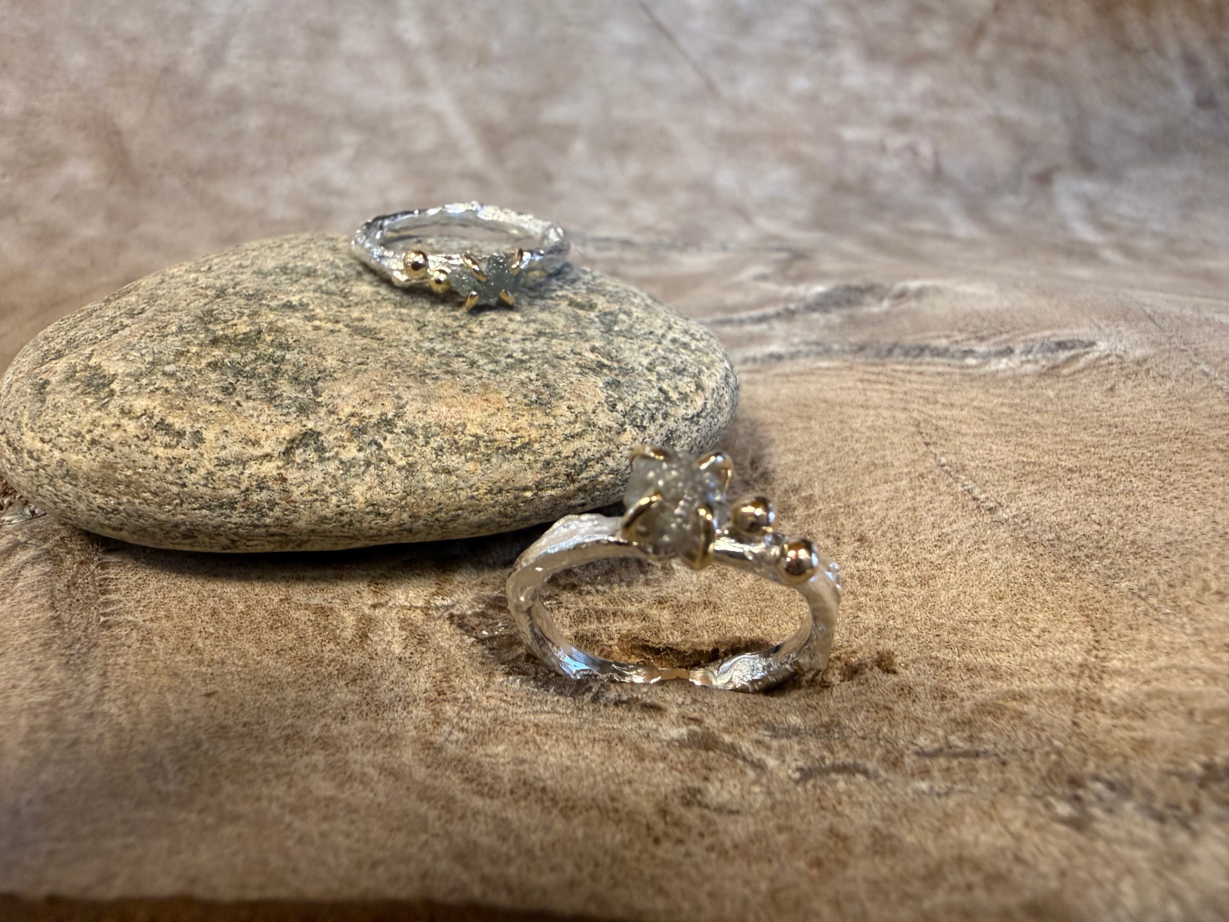 Havtorn ring med rådiamant og guldkugler