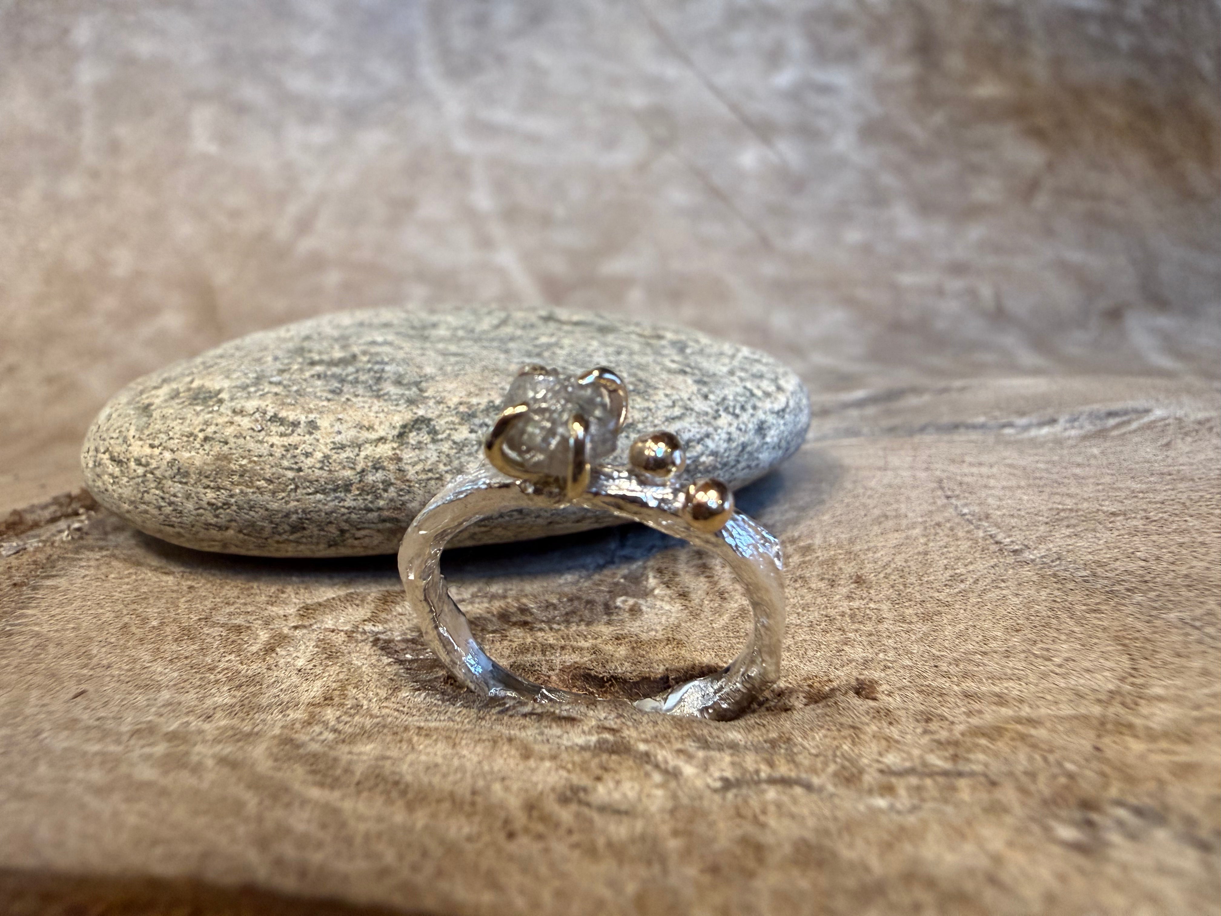 Havtorn ring med rådiamant og guldkugler