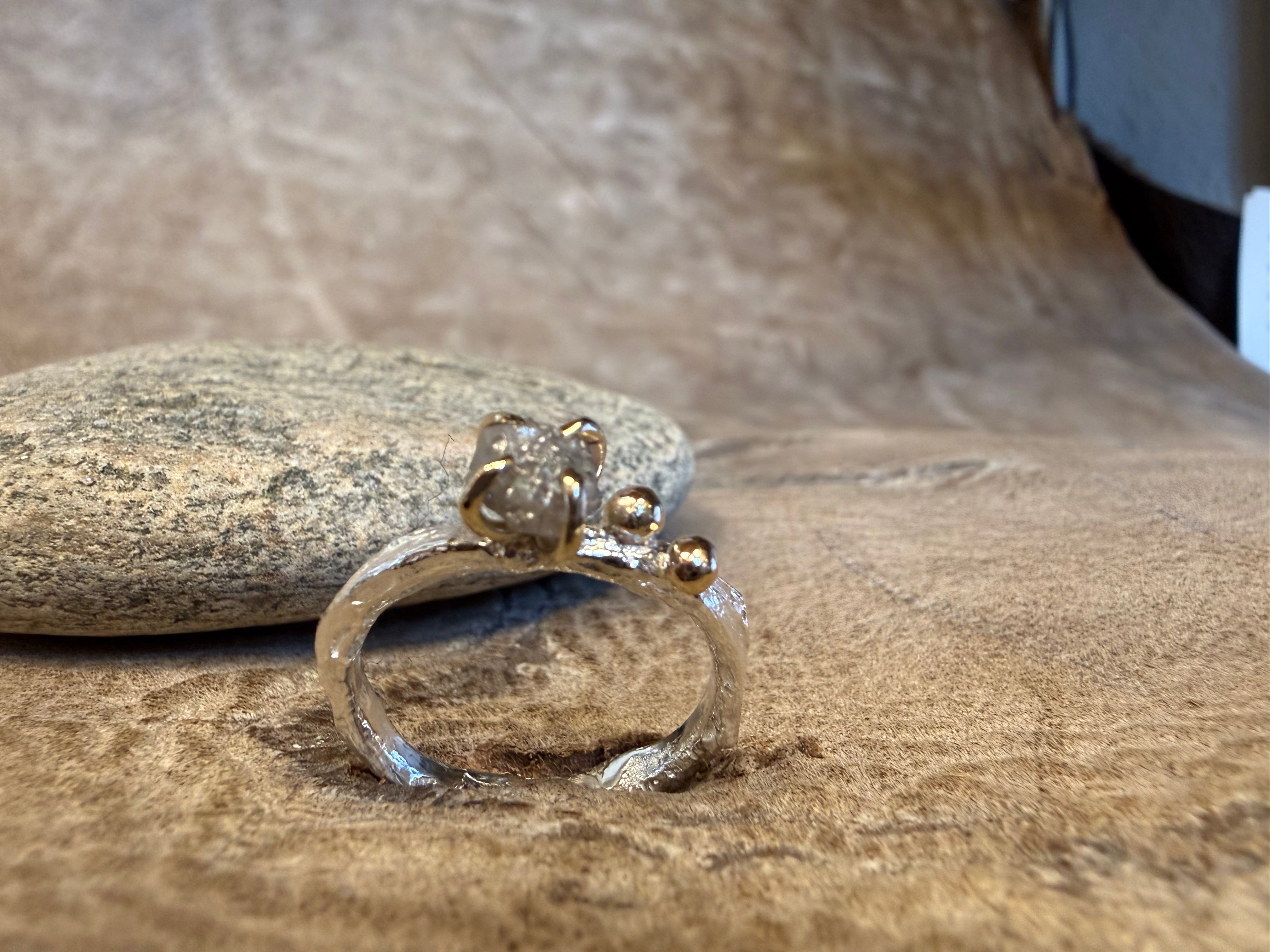 Havtorn ring med rådiamant og guldkugler