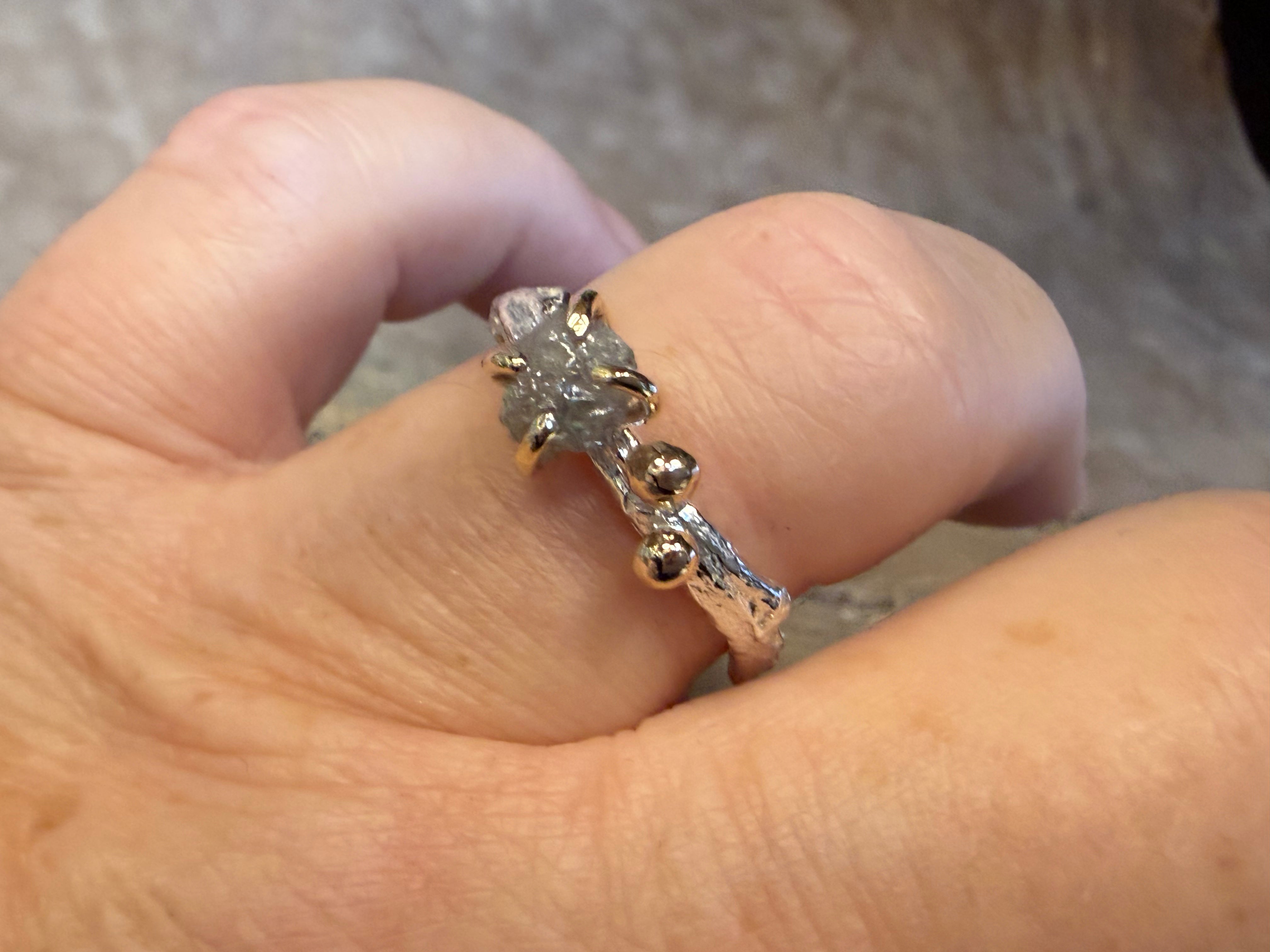 Havtorn ring med rådiamant og guldkugler