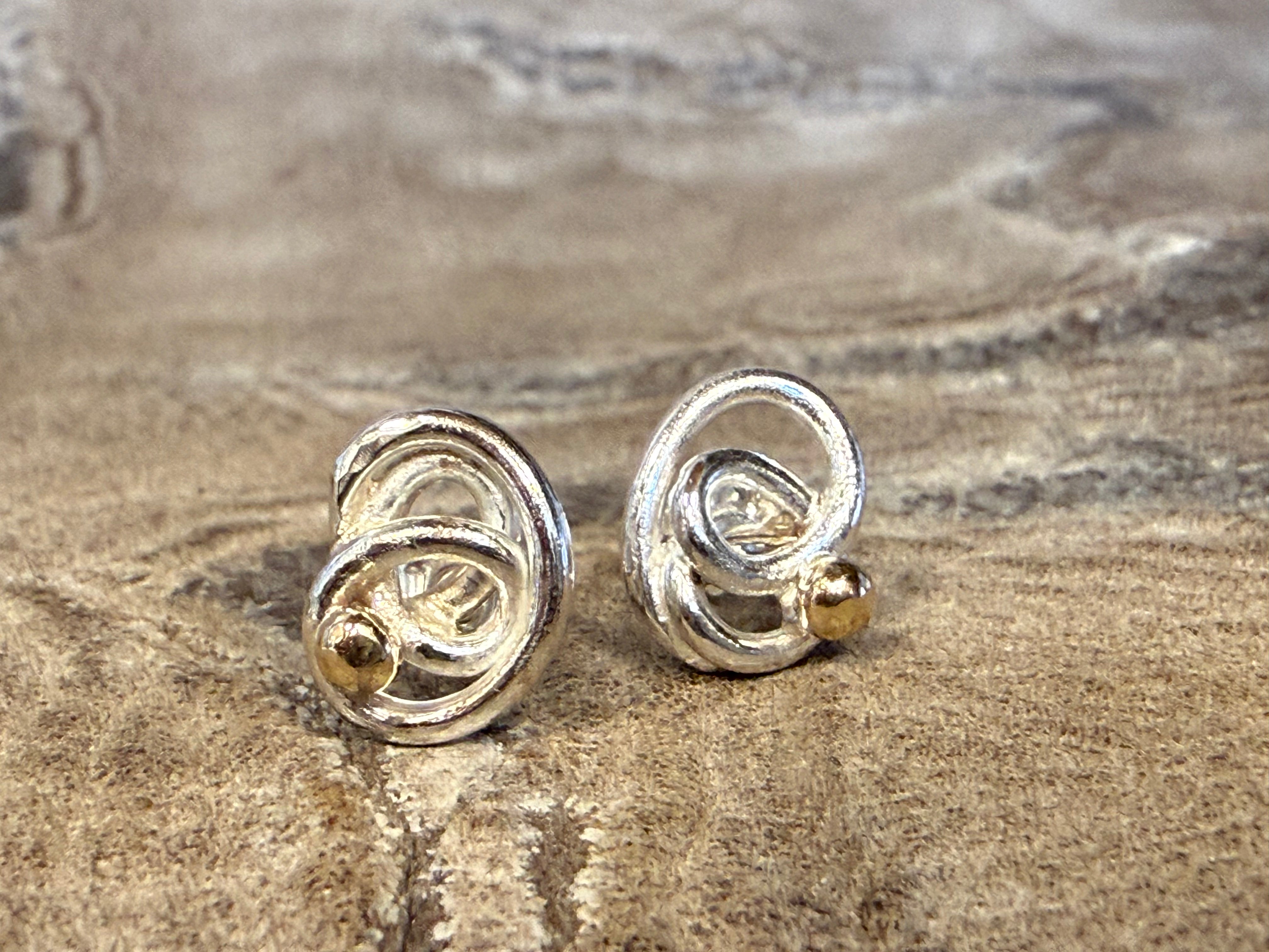 Øreringe håndlavede som vesterhavs dråbe med guld kugler