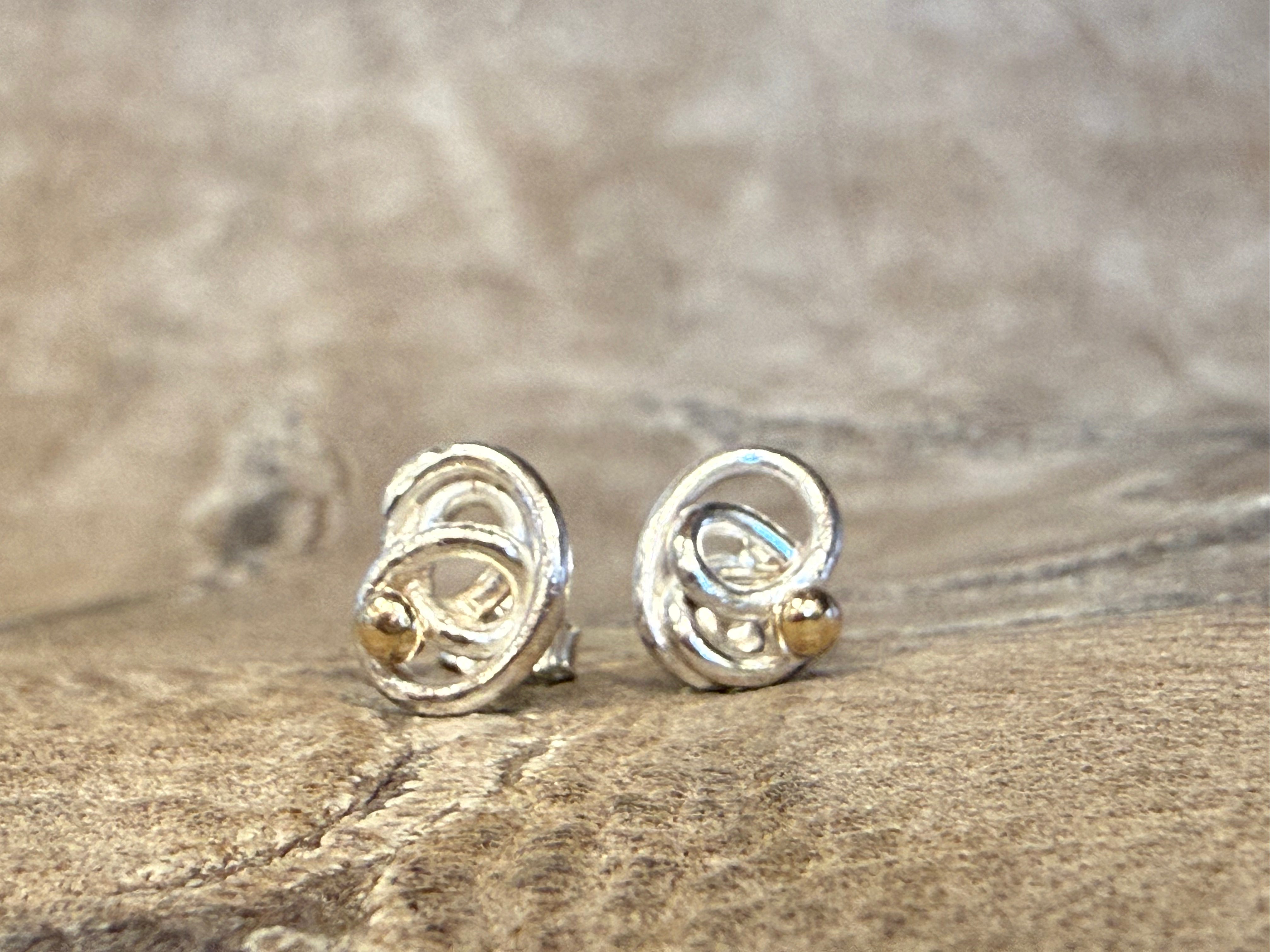 Øreringe håndlavede som vesterhavs dråbe med guld kugler