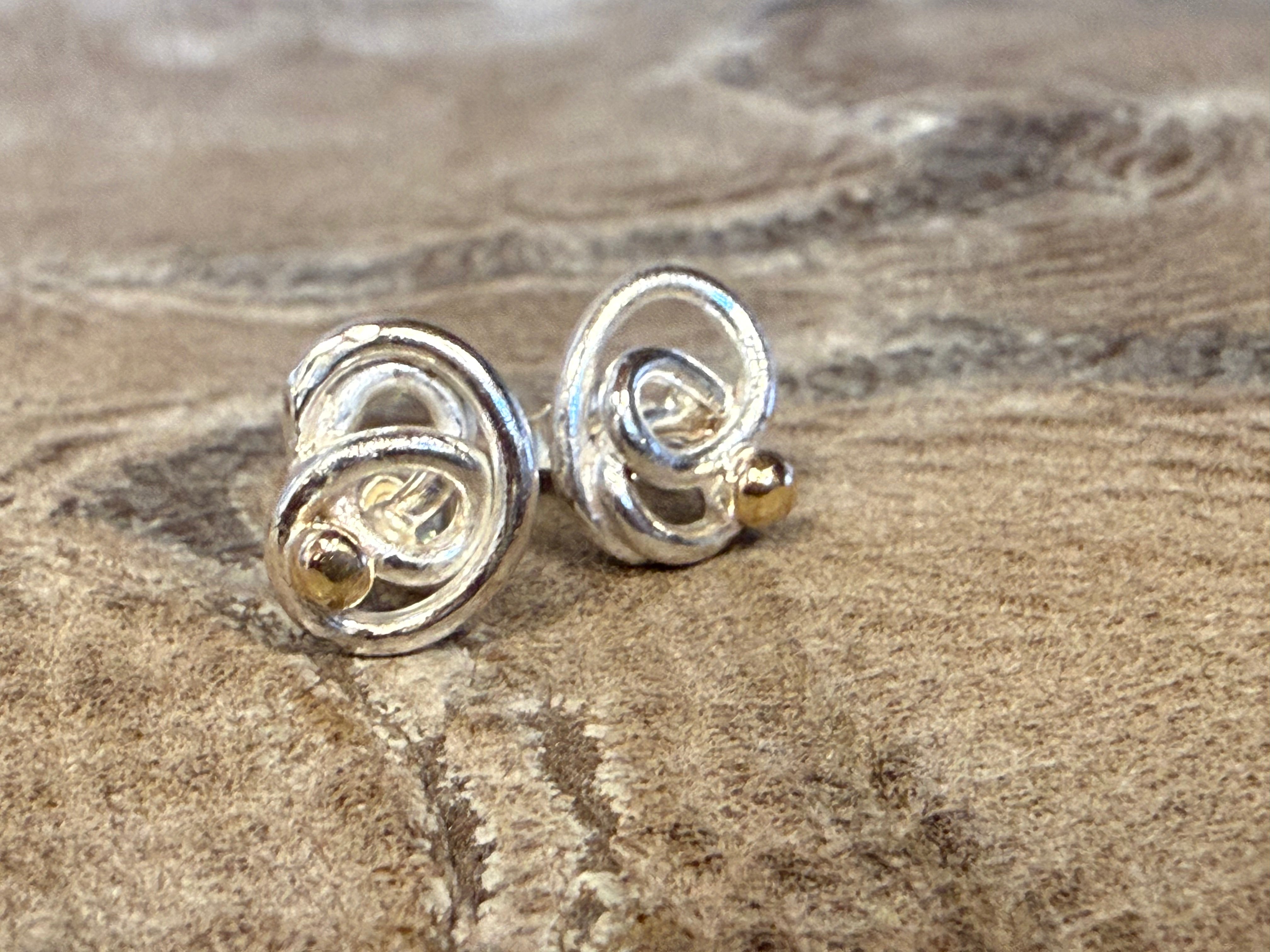 Øreringe håndlavede som vesterhavs dråbe med guld kugler