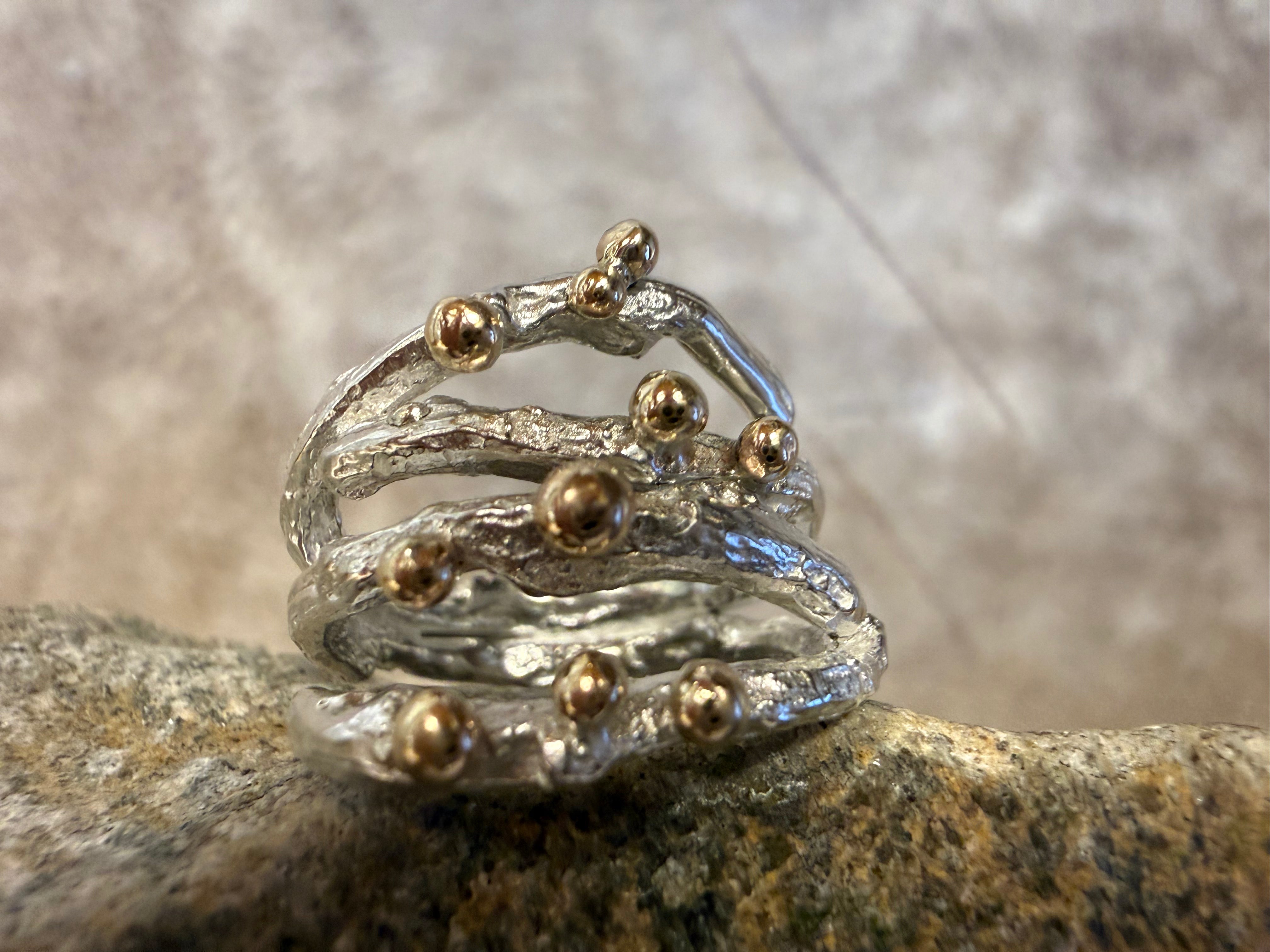 Havtorn-ring – enkel og rustik sølvring med 10 guldkugler