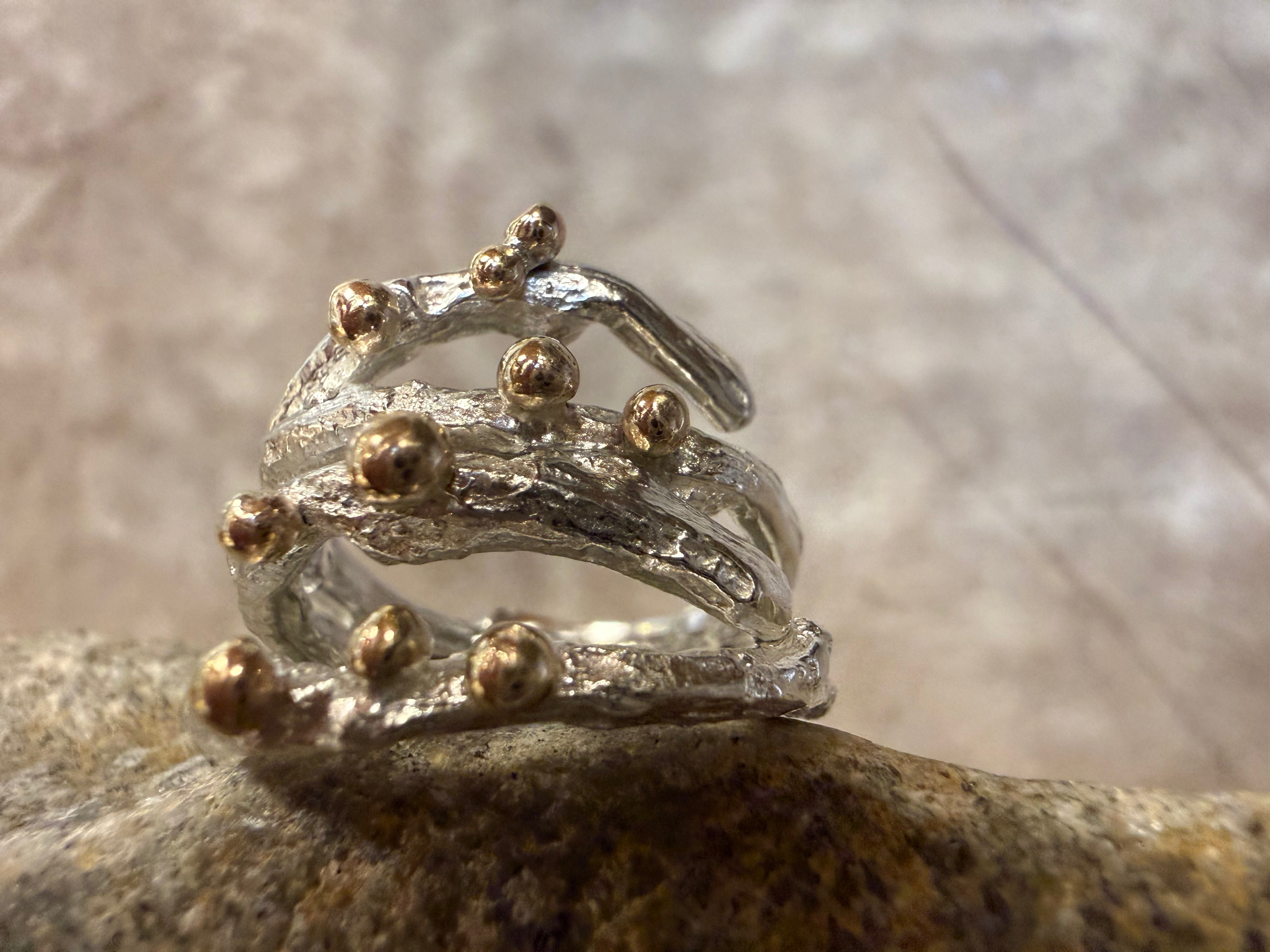 Havtorn-ring – enkel og rustik sølvring med 10 guldkugler